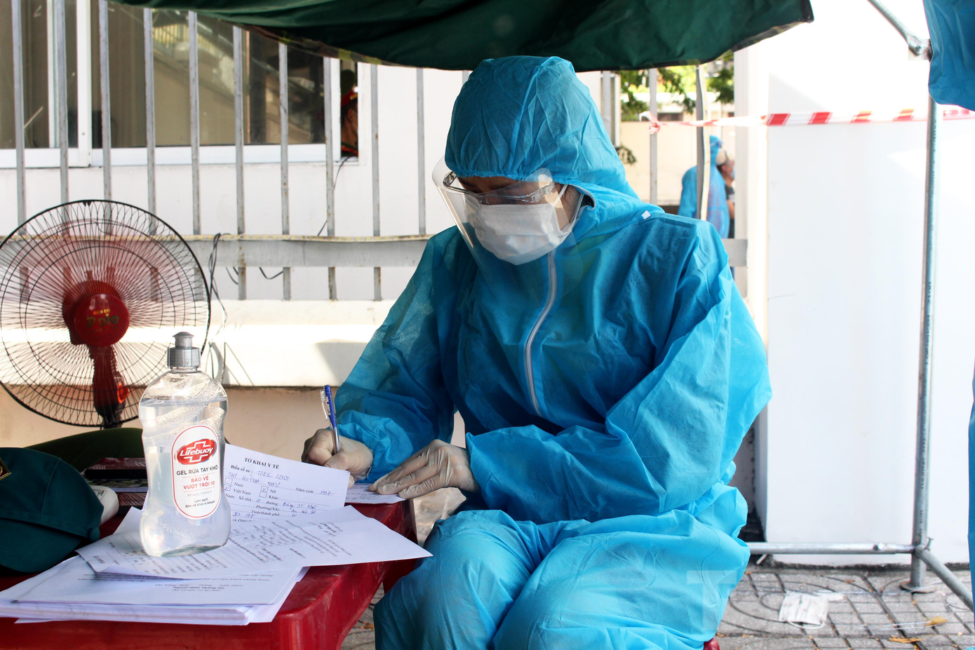 Những người đăng ký vào làm việc ở Ngân hàng Nhà nước chi nhánh Đà Nẵng phải có giấy xét nghiệm âm tính SAR-CoV-2 (hiệu lực trong 72 giờ), phải mặc đồ bảo hộ, khai báo y tế và kiểm tra thân nhiệt trước khi vào trong khu vực trụ sở.