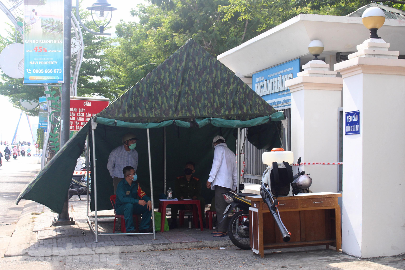 Lực lượng chức năng gồm y tế, cán bộ UBND phường, công an, dân quân... được bố trí thay ca túc trực trước trụ sở Ngân hàng để kiểm soát người ra vào.