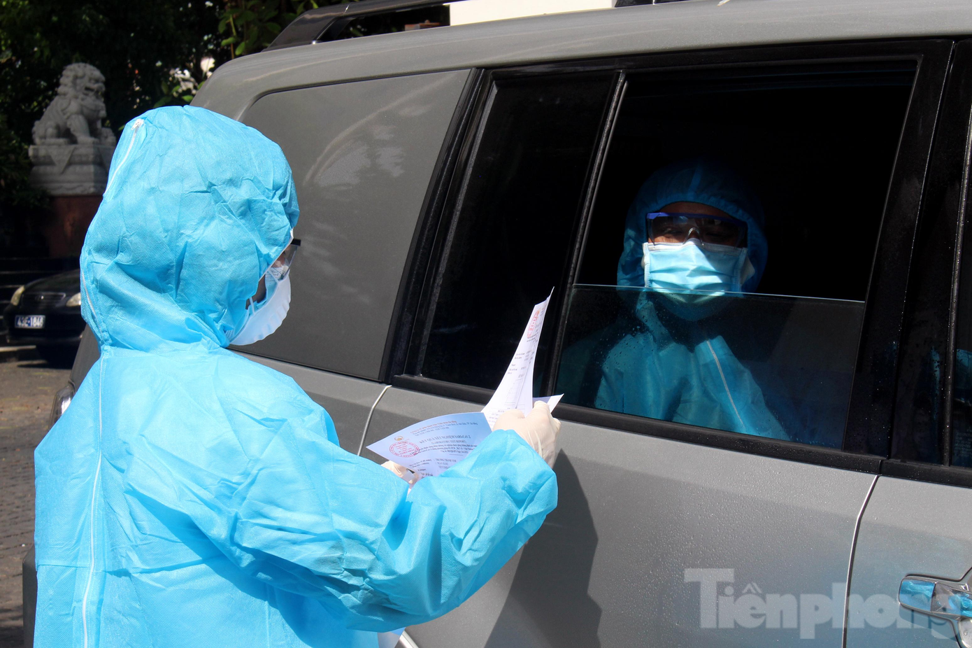 Sau khi hoàn thiện các bước kiểm tra y tế, lực lượng vòng ngoài sẽ báo với lực lượng vòng trong về cơ quan, đơn vị đến làm việc và nội dung làm việc. Sau đó, khi nhân viên ngân hàng thông báo mời vào, lực lượng y tế mới mở cổng để các đơn vị vào khu vực trụ sở.