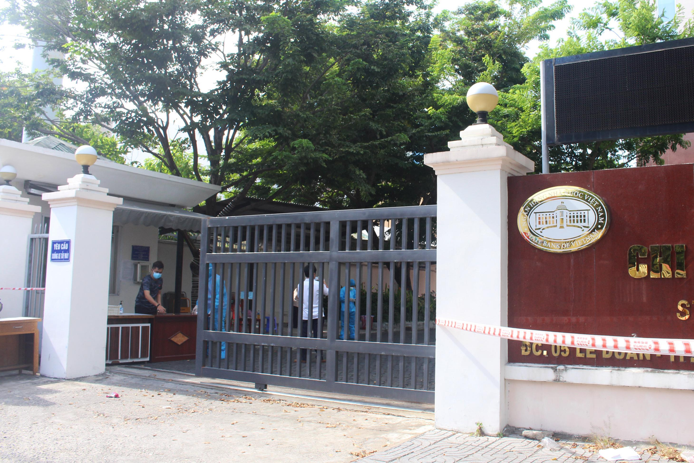 Trước đó, trong cuộc họp BCĐ Phòng, chống dịch TP, Bí thư Thành ủy Nguyễn Văn Quảng yêu cầu ngành y tế hoàn chỉnh quy trình cách ly tại chỗ, đảm bảo đủ lương thực, thực phẩm cho cán bộ, nhân viên làm việc hàng ngày.