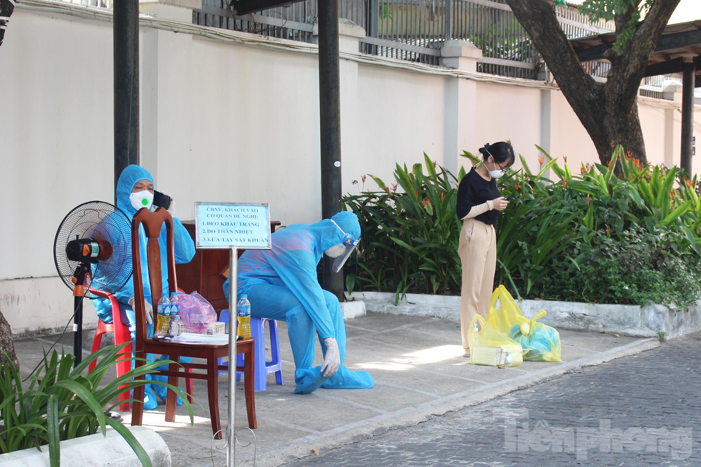 Phía trong khu vực Ngân hàng cũng bố trí lực lượng y tế, công an làm nhiệm vụ. Lực lượng này sẽ phối hợp với lực lượng vòng ngoài để điều phối người ra, vào làm việc ở Ngân hàng, đảm bảo quy trình phòng dịch.