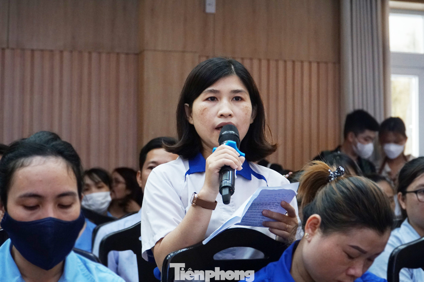 Cử tri Phạm Thị Tường Vi (Công nhân Công ty TNHH Mabuchi Motor Đà Nẵng) phản ánh công nhân gặp khó trăm bề khi mua chung cư xã hội mà gần 3 năm vẫn chưa được nhận nhà