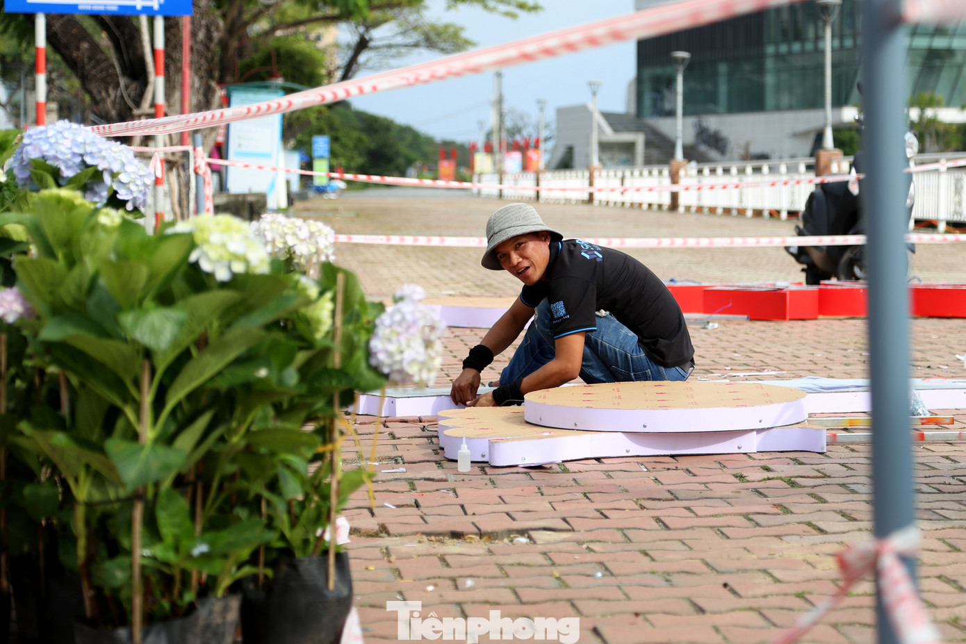 Thời tiết Đà Nẵng những ngày qua rất thuận lợi. Các đơn vị thi công đang huy động tối đa nhân lực để khẩn trương hoàn thiện đường hoa Tết đúng kế hoạch, phục vụ người dân và du khách du Xuân, đón Tết Giáp Thìn.