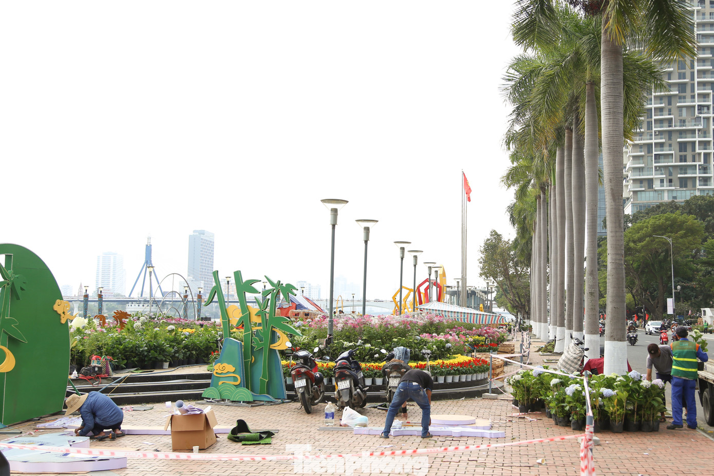 Dọc tuyến đường Bạch Đằng (quận Hải Châu, Đà Nẵng), các đơn vị đang cấp tập thi công tại các điểm trang trí đường hoa Tết. Không khí bận rộn, khẩn trương để hoàn thiện công trình kịp tiến độ. Ảnh: Giang Thanh