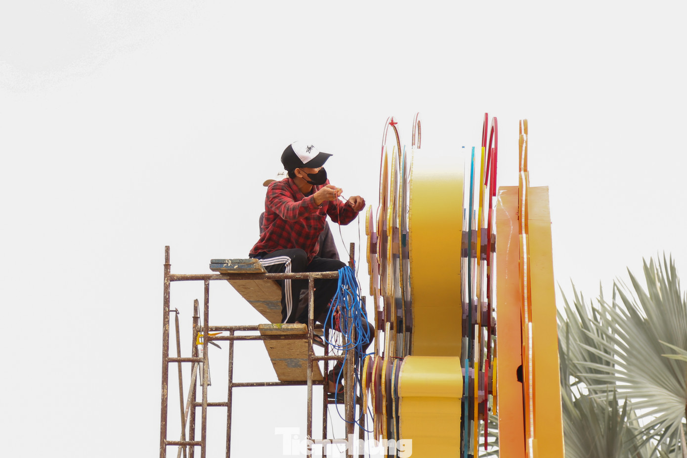 Hệ thống điện trang trí ở cổng chính cũng đang được thi công đồng bộ. Với chiều cao khủng của cổng linh vật rồng, đơn vị thi công phải bắc giàn giáo cao đến vài mét để đấu nối đèn, điện.