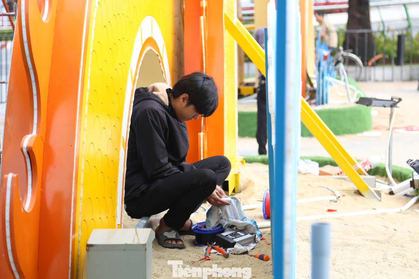 Hệ thống điện trang trí ở cổng chính cũng đang được thi công đồng bộ. Với chiều cao khủng của cổng linh vật rồng, đơn vị thi công phải bắc giàn giáo cao đến vài mét để đấu nối đèn, điện.