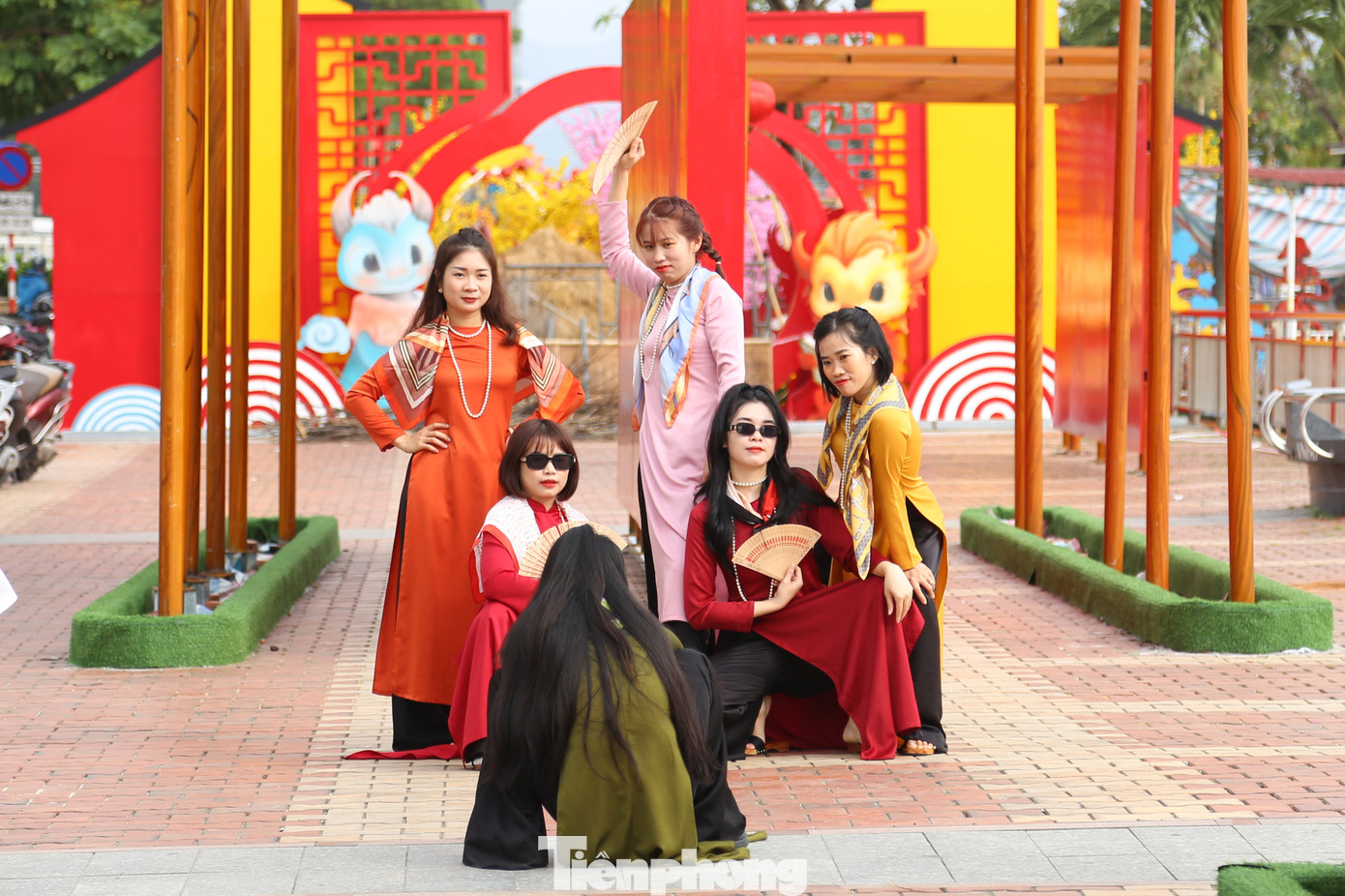 Dự kiến các hạng mục công trình trang trí hoa và điện chiếu sáng sẽ hoàn thành trước ngày 7/2 (nhằm ngày 28 tháng Chạp năm Quý Mão). Đường hoa Tết Đà Nẵng sẽ mở cửa phục vụ người dân đến tham quan, thưởng lãm đến hết ngày 19/2 (nhằm ngày mùng 10 tháng Giêng năm Giáp Thìn). Tuy nhiên, hiện, tại nhiều điểm trang trí, người dân và du khách đã xúng xính áo dài xuống chụp hình check-in.