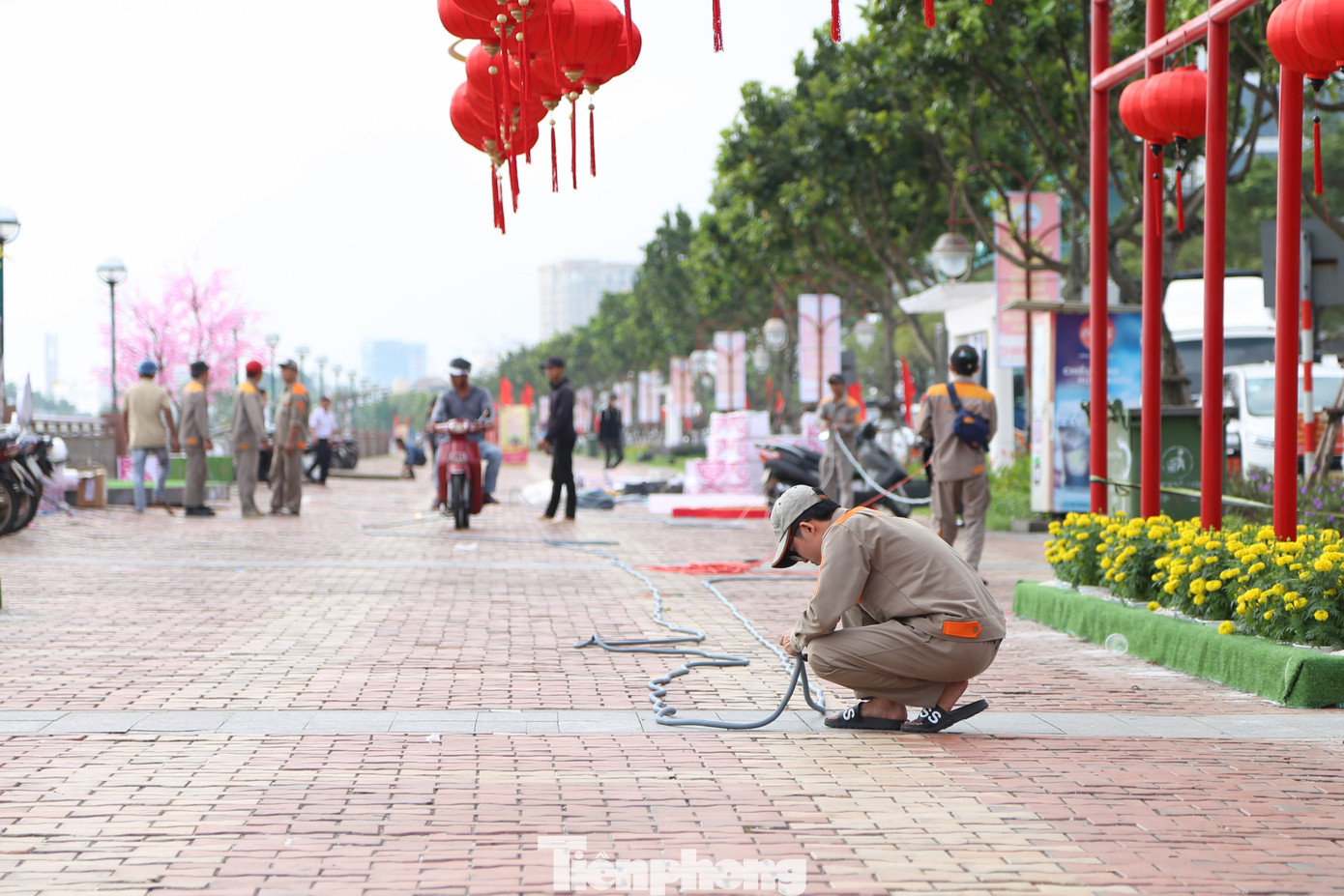 Đấu nối đường dây điện để thi công hệ thống chiếu sáng phục vụ công trình.