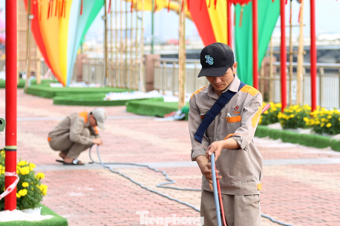 Đấu nối đường dây điện để thi công hệ thống chiếu sáng phục vụ công trình.