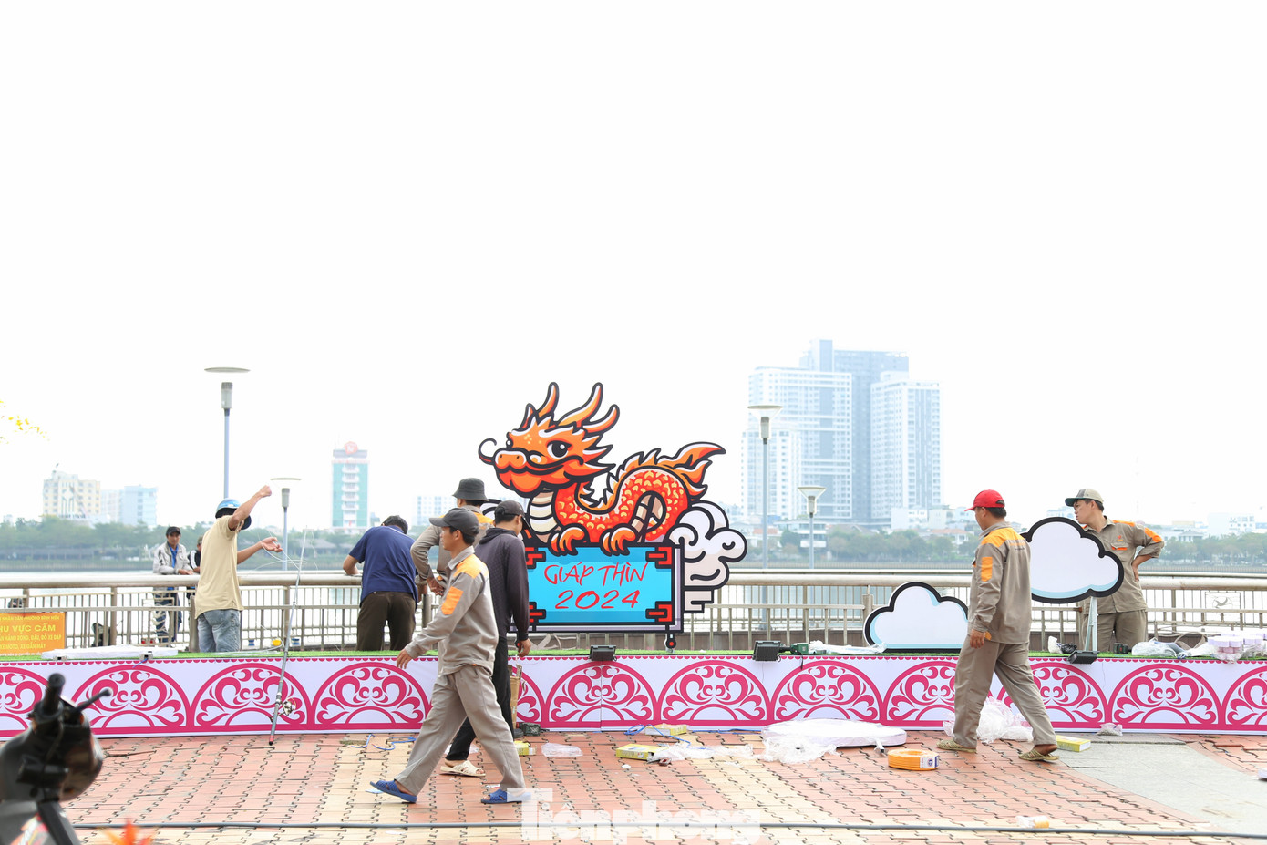 Biểu tượng rồng Giáp Thìn ở khu vực check-in trước Công viên APEC đang được thi công khẩn trương.