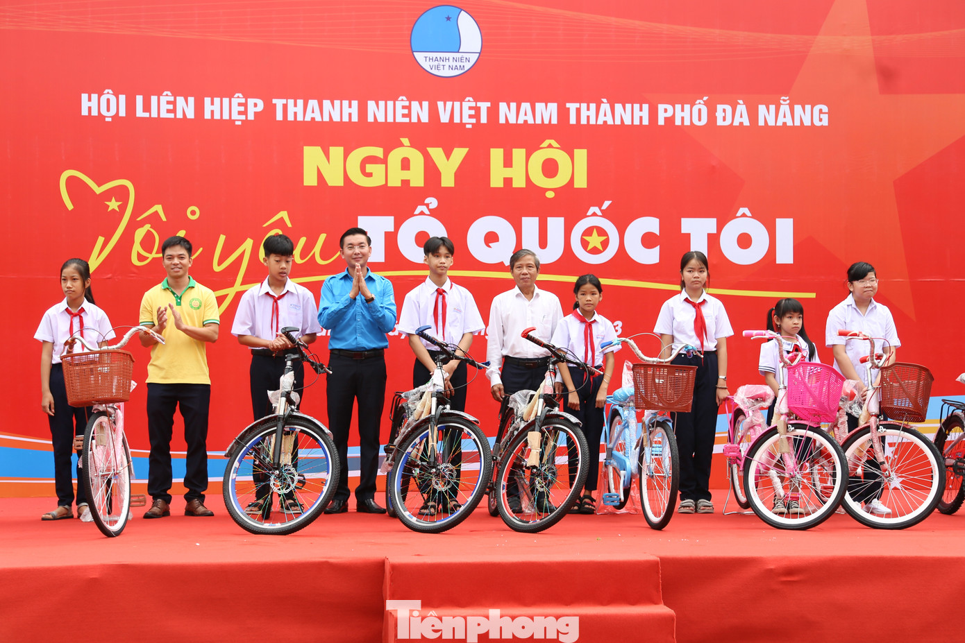 Hội LHTN Việt Nam TP Đà Nẵng trao tặng 12 chiếc xe đạp cho các em học sinh có hoàn cảnh khó khăn trên địa bàn Hội LHTN Việt Nam TP Đà Nẵng trao tặng 12 chiếc xe đạp cho các em học sinh có hoàn cảnh khó khăn trên địa bàn