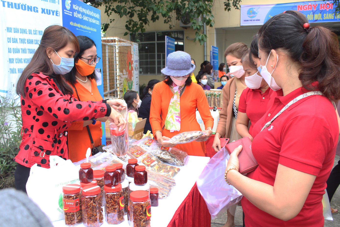 Với 20 gian hàng trưng bày, ngày hội là cơ hội để phụ nữ khởi nghiệp ở Đà Nẵng kết nối, trao đổi kinh nghiệp, hợp tác kinh doanh... Với 20 gian hàng trưng bày, ngày hội là cơ hội để phụ nữ khởi nghiệp ở Đà Nẵng kết nối, trao đổi kinh nghiệp, hợp tác kinh doanh...