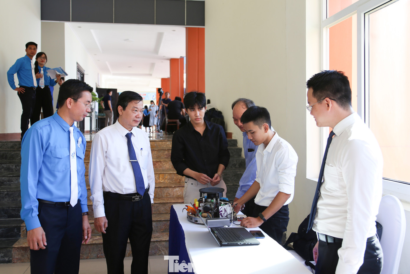 Triển lãm gồm 30 sản phẩm, trong đó có 10 sản phẩm sáng tạo về khoa học công nghệ của sinh viên, 10 sản phẩm OCOP, 10 sản phẩm khởi nghiệp của thanh niên thành phố, trưng bày ở khu vực tiền sảnh và hành lang hai bên hội trường tổ chức Đại hội. Triển lãm gồm 30 sản phẩm, trong đó có 10 sản phẩm sáng tạo về khoa học công nghệ của sinh viên, 10 sản phẩm OCOP, 10 sản phẩm khởi nghiệp của thanh niên thành phố, trưng bày ở khu vực tiền sảnh và hành lang hai bên hội trường tổ chức Đại hội.