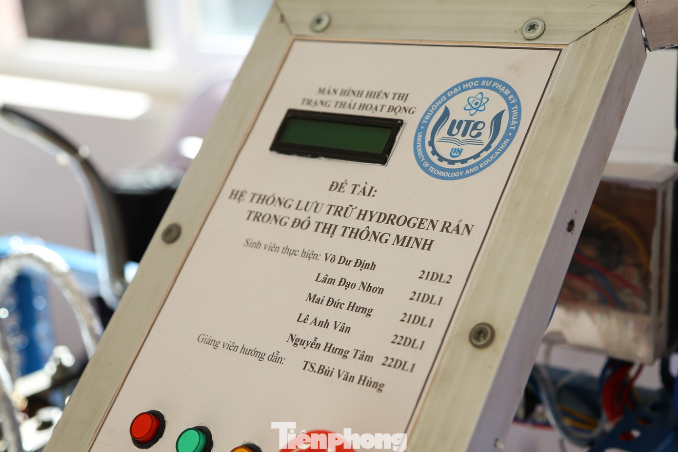 "Mang nghiên cứu này đến đây, tôi mong muốn giới thiệu hệ thống này đến với lãnh đạo thành phố, đại diện các doanh nghiệp để được hỗ trợ và nghiên cứu hoàn thiện hệ thống. Qua những lần thử nghiệm, hệ thống hoàn toàn có thể ứng dụng vào sản xuất, với quy mô lớn", Định nói. "Mang nghiên cứu này đến đây, tôi mong muốn giới thiệu hệ thống này đến với lãnh đạo thành phố, đại diện các doanh nghiệp để được hỗ trợ và nghiên cứu hoàn thiện hệ thống. Qua những lần thử nghiệm, hệ thống hoàn toàn có thể ứng dụng vào sản xuất, với quy mô lớn", Định nói.