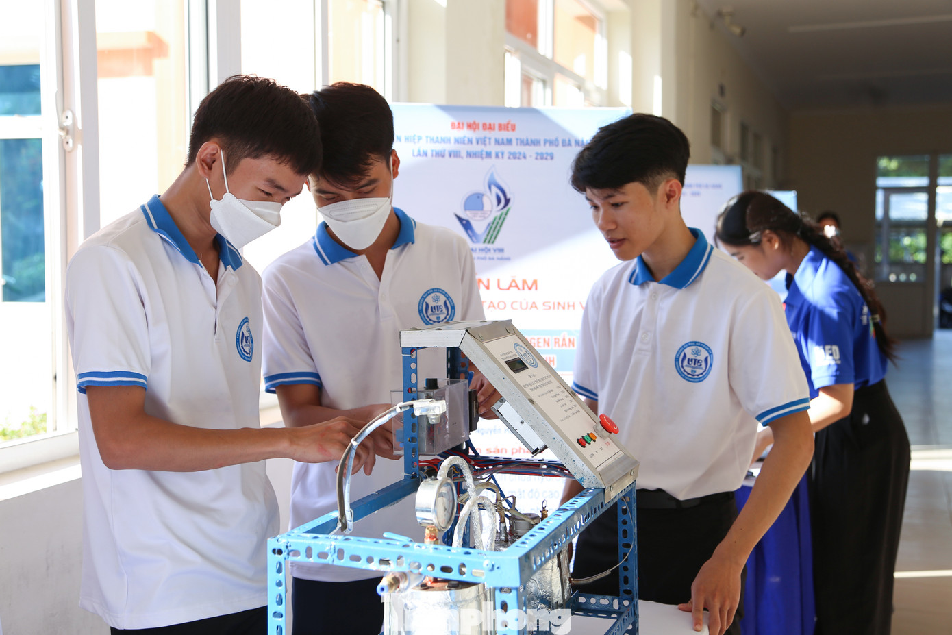 Mang đến nghiên cứu Hệ thống lưu trữ hydrogen rắn trong đô thị thông minh, nhóm sinh viên đến từ trường ĐH Sư phạm Kỹ thuật - ĐH Đà Nẵng nhận được sự quan tâm của nhiều đại biểu, khách mời và doanh nghiệp. Mang đến nghiên cứu Hệ thống lưu trữ hydrogen rắn trong đô thị thông minh, nhóm sinh viên đến từ trường ĐH Sư phạm Kỹ thuật - ĐH Đà Nẵng nhận được sự quan tâm của nhiều đại biểu, khách mời và doanh nghiệp.