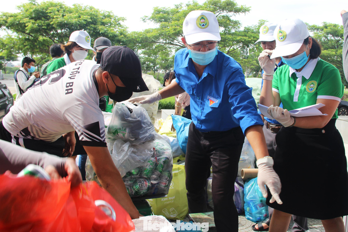 Theo bà Hoàng Thị Ngọc Hiếu (Phó Tổng Giám đốc Công ty CP Môi trường Đô thị TP Đà Nẵng), Ngày hội đổi rác lấy quà sẽ diễn ra xuyên suốt trong 2 ngày Hội thảo và Triển lãm. "Vì số lượng người tham gia rất đông nên BTC cũng phân chia khung giờ cho từng quận, huyện để đảm bảo công tác tổ chức", bà Hiếu nói. Theo bà Hoàng Thị Ngọc Hiếu (Phó Tổng Giám đốc Công ty CP Môi trường Đô thị TP Đà Nẵng), Ngày hội đổi rác lấy quà sẽ diễn ra xuyên suốt trong 2 ngày Hội thảo và Triển lãm. "Vì số lượng người tham gia rất đông nên BTC cũng phân chia khung giờ cho từng quận, huyện để đảm bảo công tác tổ chức", bà Hiếu nói.