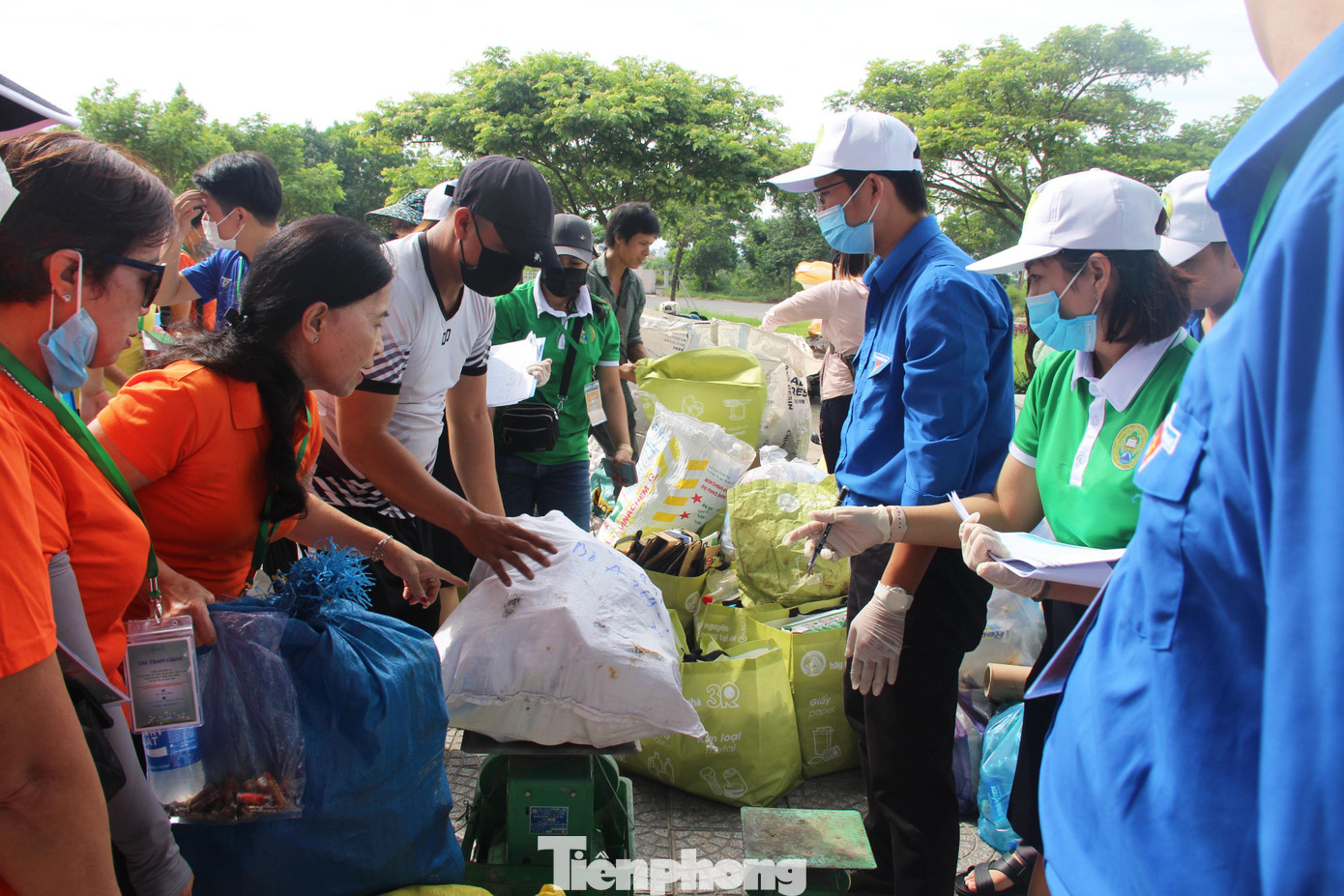 Sau khi cân, nhân viên Công ty Môi trường Đô thị TP Đà Nẵng sẽ ghi lại khối lượng, quy thành tiền để trả cho người dân, đồng thời, tặng phiếu đổi quà để người dân có thể nhận quà ở khu vực gian hàng trưng bày của Công ty. Sau khi cân, nhân viên Công ty Môi trường Đô thị TP Đà Nẵng sẽ ghi lại khối lượng, quy thành tiền để trả cho người dân, đồng thời, tặng phiếu đổi quà để người dân có thể nhận quà ở khu vực gian hàng trưng bày của Công ty.