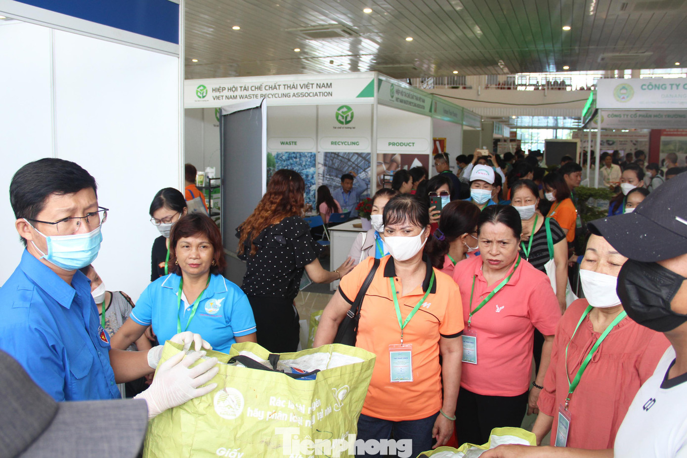 Sáng 25/8, trong khuôn khổ Hội thảo và Triển lãm Quốc tế về Giải pháp và Công nghệ xử lý chất thải đảm bảo phát triển bền vững các đô thị tại Việt Nam, Sở TN&MT TP Đà Nẵng phối hợp với Công ty CP Môi trường Đô thị TP Đà Nẵng tổ chức Ngày hội đổi rác lấy quà. Ngày hội thu hút khoảng 1.300 người dân tham gia. Sáng 25/8, trong khuôn khổ Hội thảo và Triển lãm Quốc tế về Giải pháp và Công nghệ xử lý chất thải đảm bảo phát triển bền vững các đô thị tại Việt Nam, Sở TN&MT TP Đà Nẵng phối hợp với Công ty CP Môi trường Đô thị TP Đà Nẵng tổ chức Ngày hội đổi rác lấy quà. Ngày hội thu hút khoảng 1.300 người dân tham gia.