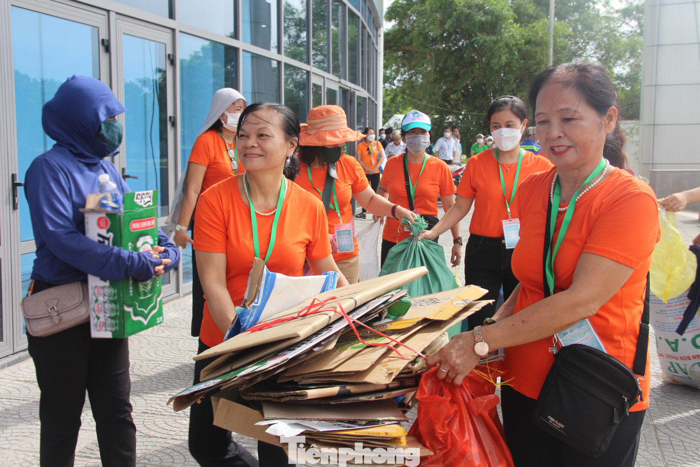 Rác thải sẽ được người dân phân loại sẵn theo từng loại gồm: giấy (bìa carton hoặc sách, báo, vở), nhựa (chai nhựa trong, chai nhựa màu) và kim loại (sắt A, vỏ lon sữa, vỏ lon bia). Tại điểm thu gom, BTC bố trí các khu vực cân riêng dành cho từng loại rác thải tái chế. Rác thải sẽ được người dân phân loại sẵn theo từng loại gồm: giấy (bìa carton hoặc sách, báo, vở), nhựa (chai nhựa trong, chai nhựa màu) và kim loại (sắt A, vỏ lon sữa, vỏ lon bia). Tại điểm thu gom, BTC bố trí các khu vực cân riêng dành cho từng loại rác thải tái chế.