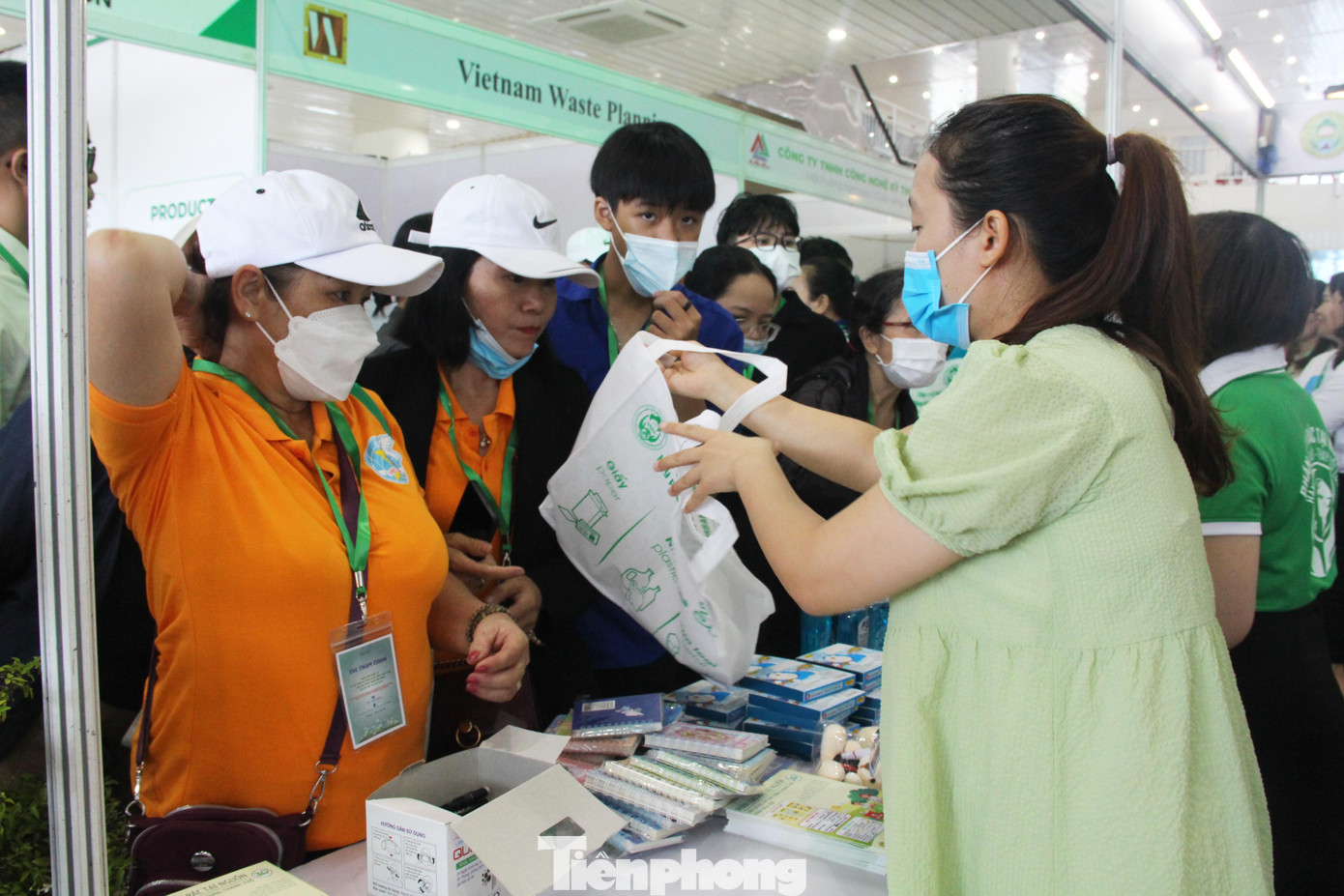 Các phần quà bao gồm: văn phòng phẩm, đồ dùng học tập, cây xanh, gấu bông, hóa mỹ phẩm... cùng một túi xách tái chế và tờ rơi hướng dẫn phân loại rác tại nhà. Các phần quà bao gồm: văn phòng phẩm, đồ dùng học tập, cây xanh, gấu bông, hóa mỹ phẩm... cùng một túi xách tái chế và tờ rơi hướng dẫn phân loại rác tại nhà.