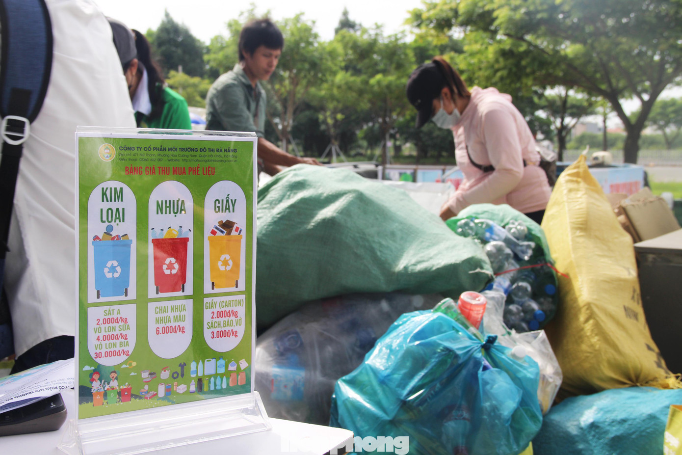 Giá các loại rác thải tái chế được niêm yết công khai tại khu vực cân, người dân có thể dễ dàng tự tính toán. Giá các loại rác thải tái chế được niêm yết công khai tại khu vực cân, người dân có thể dễ dàng tự tính toán.