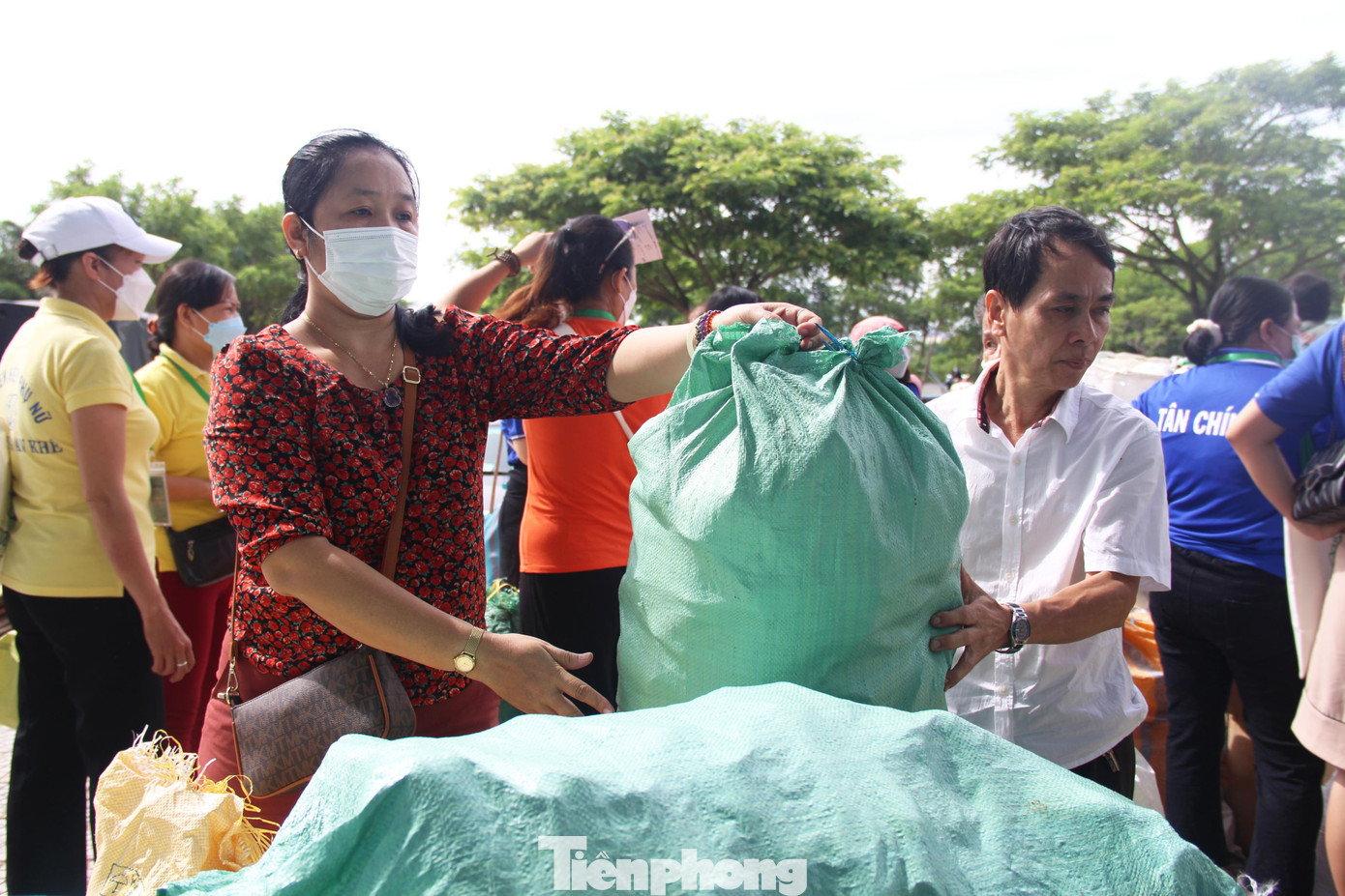 Cùng các chị em trong Hội Phụ nữ phường chở 20 túi rác thải tái chế đến điểm tập kết, chị Bùi Thị Mỹ Hạnh (bìa trái, Chủ tịch Hội Phụ nữ phường Vĩnh Trung, quận Thanh Khê) cho biết đây là tổng lượng rác thải tái chế được thu gom trên địa bàn phường chỉ trong vòng một ngày. "Khối lượng nhựa là 20,5kg; giấy là 8kg; lon bia là 15kg. Số tiền 590 nghìn đồng từ việc đổi rác thải nhựa này sẽ được góp vào quỹ "Mẹ đỡ đầu" của Hội Phụ nữ phường để nuôi trẻ mồ côi trên địa bàn. Ngoài ra, mọi người đến đổi rác còn được đổi quà. Tôi thấy hoạt động này rất ý nghĩa, lan tỏa được thói quen phân loại rác trong cộng đồng", chị Hạnh nói. Cùng các chị em trong Hội Phụ nữ phường chở 20 túi rác thải tái chế đến điểm tập kết, chị Bùi Thị Mỹ Hạnh (bìa trái, Chủ tịch Hội Phụ nữ phường Vĩnh Trung, quận Thanh Khê) cho biết đây là tổng lượng rác thải tái chế được thu gom trên địa bàn phường chỉ trong vòng một ngày. "Khối lượng nhựa là 20,5kg; giấy là 8kg; lon bia là 15kg. Số tiền 590 nghìn đồng từ việc đổi rác thải nhựa này sẽ được góp vào quỹ "Mẹ đỡ đầu" của Hội Phụ nữ phường để nuôi trẻ mồ côi trên địa bàn. Ngoài ra, mọi người đến đổi rác còn được đổi quà. Tôi thấy hoạt động này rất ý nghĩa, lan tỏa được thói quen phân loại rác trong cộng đồng", chị Hạnh nói.