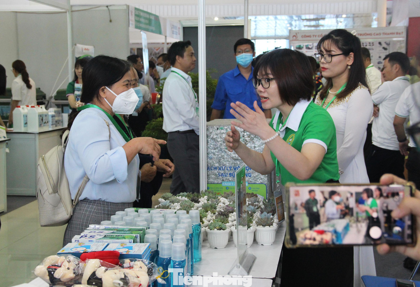 Khu vực gian hàng đổi quà cũng thu hút sự tham gia đông đảo của người dân. Với mỗi túi rác mang đến, người dân có thể thoải mái lựa chọn các phần quà phù hợp với nhu cầu sử dụng. Khu vực gian hàng đổi quà cũng thu hút sự tham gia đông đảo của người dân. Với mỗi túi rác mang đến, người dân có thể thoải mái lựa chọn các phần quà phù hợp với nhu cầu sử dụng.