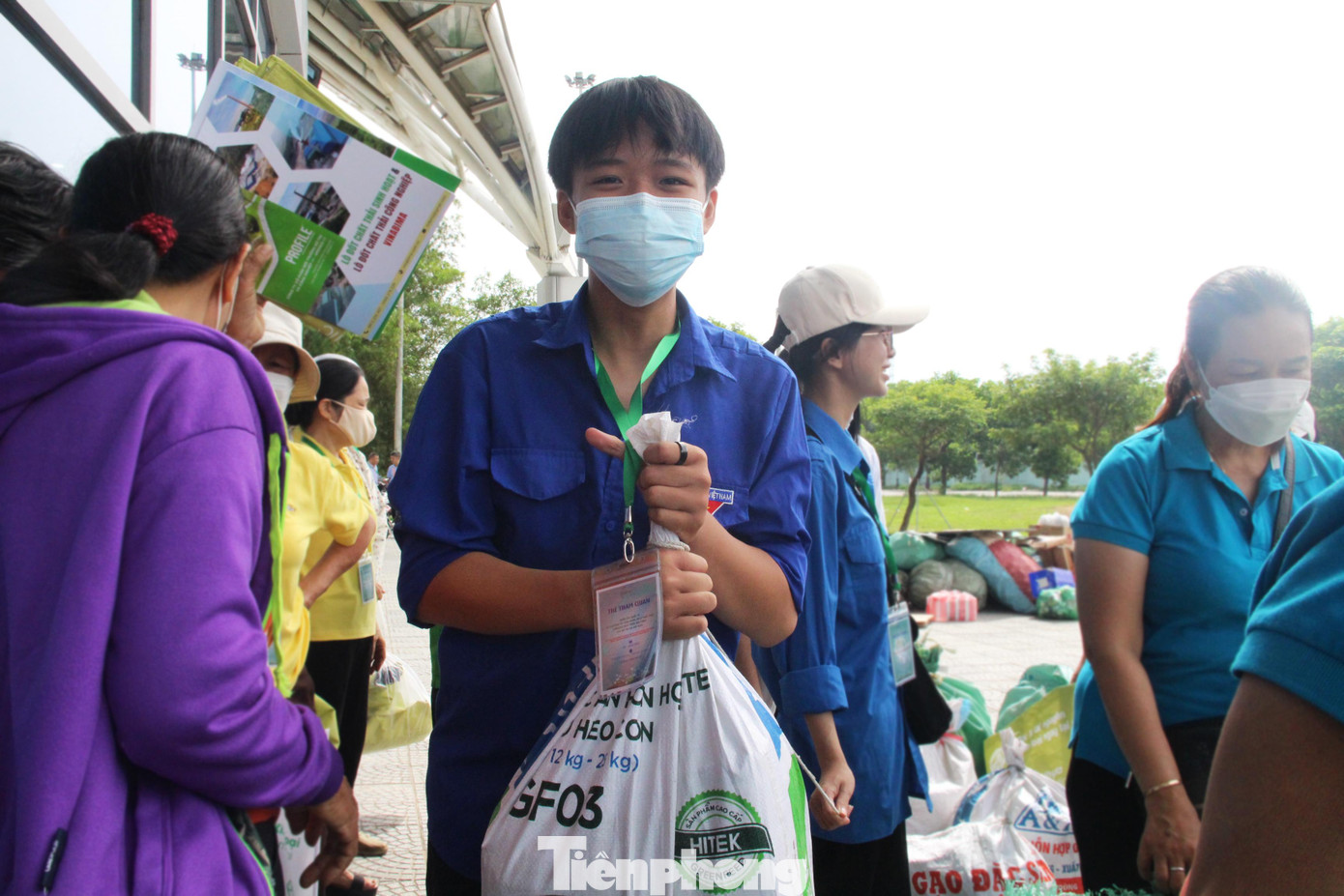 Tham gia hỗ trợ hoạt động của Triển lãm, Lê Vĩnh Khoa (Đoàn phường Hòa Xuân, quận Cẩm Lệ) cũng mang theo một túi vỏ lon bia lớn đến Ngày hội Đổi rác lấy quà. "Khi nghe thông tin về Ngày hội, cả tuần nay em đã thu gom các loại rác có thể tái chế trong nhà để mang đến đổi. Em thấy đây là hoạt động rất thú vị, vừa góp phần bảo vệ môi trường, vừa có quà mang về", Khoa cho biết. Tham gia hỗ trợ hoạt động của Triển lãm, Lê Vĩnh Khoa (Đoàn phường Hòa Xuân, quận Cẩm Lệ) cũng mang theo một túi vỏ lon bia lớn đến Ngày hội Đổi rác lấy quà. "Khi nghe thông tin về Ngày hội, cả tuần nay em đã thu gom các loại rác có thể tái chế trong nhà để mang đến đổi. Em thấy đây là hoạt động rất thú vị, vừa góp phần bảo vệ môi trường, vừa có quà mang về", Khoa cho biết.