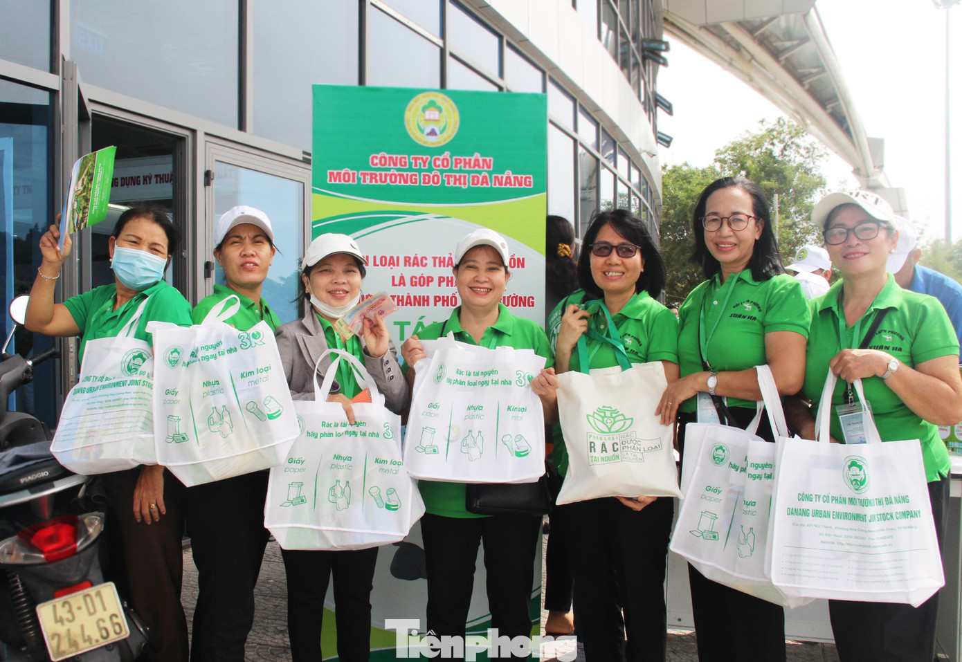 Theo ông Tô Văn Hùng, Giám đốc Sở TN&MT TP Đà Nẵng, phong trào phân loại rác tại nguồn trên địa bàn được các hội, đoàn thể phát động và lan tỏa rộng rãi, dần dần hình thành ý thức phân loại rác cho người dân. "Những hoạt động như thế này góp phần lan tỏa và giáo dục về ý thức bảo vệ môi trường trong cộng đồng", ông Hùng nói. Theo ông Tô Văn Hùng, Giám đốc Sở TN&MT TP Đà Nẵng, phong trào phân loại rác tại nguồn trên địa bàn được các hội, đoàn thể phát động và lan tỏa rộng rãi, dần dần hình thành ý thức phân loại rác cho người dân. "Những hoạt động như thế này góp phần lan tỏa và giáo dục về ý thức bảo vệ môi trường trong cộng đồng", ông Hùng nói.