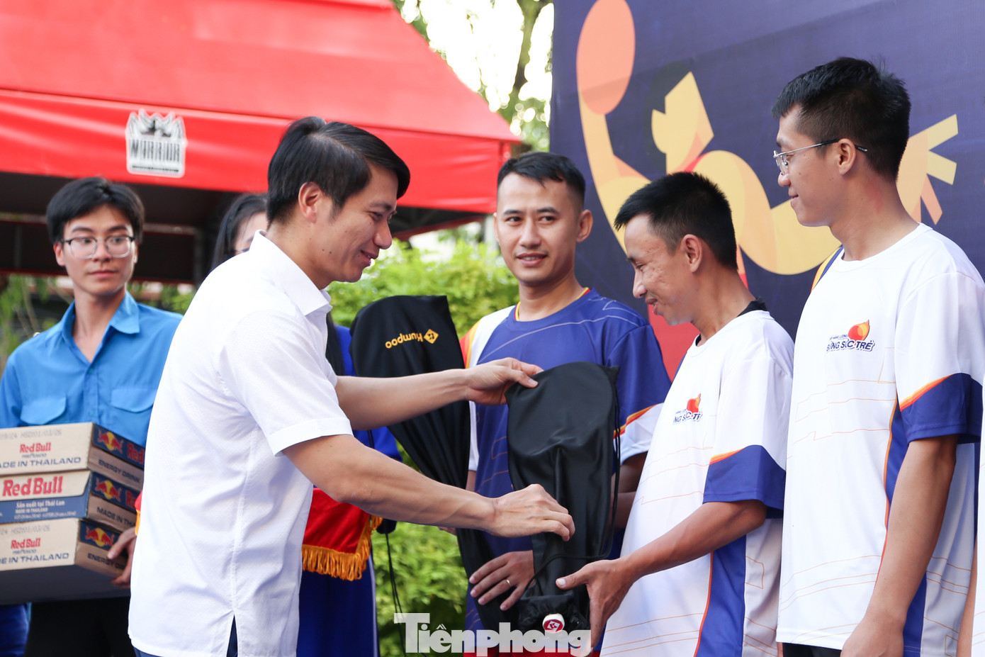 Đến dự có anh Nguyễn Ngọc Lương, Bí thư thường trực T.Ư Đoàn, Chủ tịch Hội LHTN Việt Nam. Trong ảnh, anh Lương trao tặng dụng cụ thể dục, thể thao cho CLB thể thao phường Nại Hiên Đông vừa được thành lập. Đến dự có anh Nguyễn Ngọc Lương, Bí thư thường trực T.Ư Đoàn, Chủ tịch Hội LHTN Việt Nam. Trong ảnh, anh Lương trao tặng dụng cụ thể dục, thể thao cho CLB thể thao phường Nại Hiên Đông vừa được thành lập.