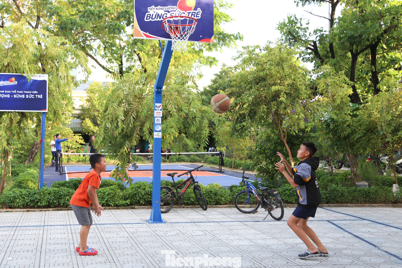 Bên cạnh đó, các tủ và thùng rác tái chế cũng được bố trí thêm để khuyến khích người dân thu gom và phân loại rác thải tại nguồn, góp phần bảo vệ môi trường, tránh lãng phí, phù hợp với nhu cầu của địa phương, tạo không gian thuận lợi để duy trì các hoạt động vui chơi, thể dục thể thao ngoài trời cho thanh niên và cộng đồng dân cư. Bên cạnh đó, các tủ và thùng rác tái chế cũng được bố trí thêm để khuyến khích người dân thu gom và phân loại rác thải tại nguồn, góp phần bảo vệ môi trường, tránh lãng phí, phù hợp với nhu cầu của địa phương, tạo không gian thuận lợi để duy trì các hoạt động vui chơi, thể dục thể thao ngoài trời cho thanh niên và cộng đồng dân cư.
