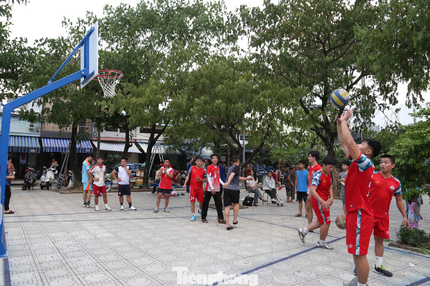 Mặt sân cũng được đầu tư sửa chữa, nâng cấp để đảm bảo an toàn cho người dân, thanh thiếu nhi khi vui chơi, luyện tập ở khu vực này. Mặt sân cũng được đầu tư sửa chữa, nâng cấp để đảm bảo an toàn cho người dân, thanh thiếu nhi khi vui chơi, luyện tập ở khu vực này.