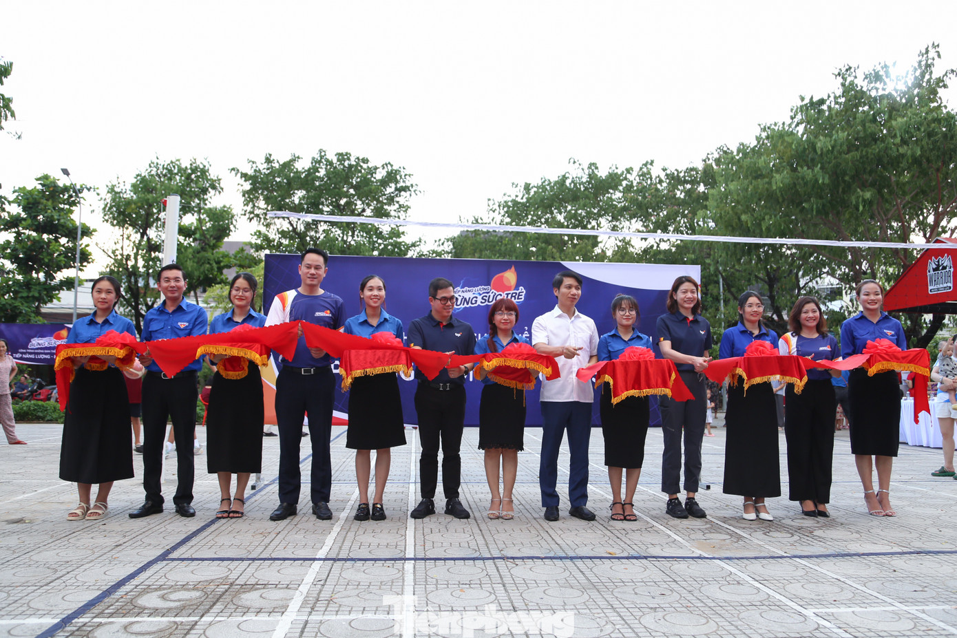 Các đại biểu cắt băng khánh thành không gian thể thao thanh niên rộng 1.000m2. Công trình được sửa chữa và nâng cấp với cơ sở vật chất và trang thiết bị hiện đại, tổng kinh phí khoảng 175 triệu đồng. Các đại biểu cắt băng khánh thành không gian thể thao thanh niên rộng 1.000m2. Công trình được sửa chữa và nâng cấp với cơ sở vật chất và trang thiết bị hiện đại, tổng kinh phí khoảng 175 triệu đồng.