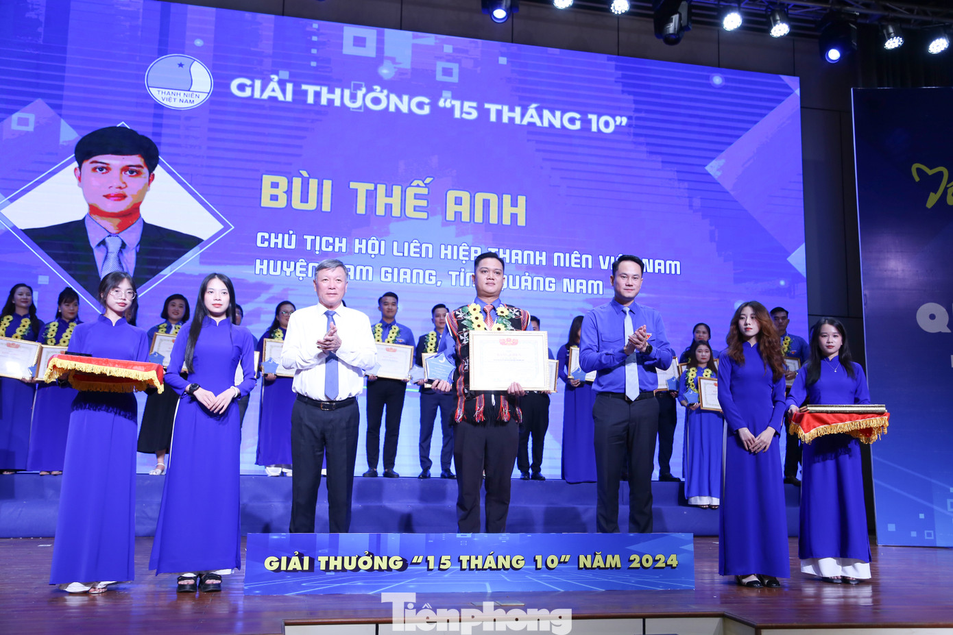 Anh Bùi Thế Anh nhận giải thưởng 15 tháng 10 năm 2024 Anh Bùi Thế Anh nhận giải thưởng 15 tháng 10 năm 2024