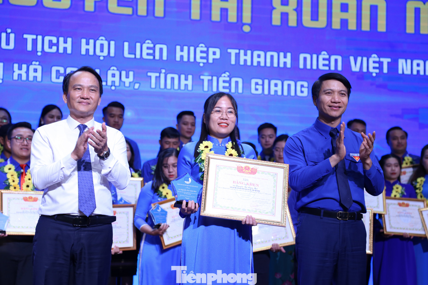 Các thủ lĩnh thanh niên nhận Giải thưởng 15 tháng 10 Các thủ lĩnh thanh niên nhận Giải thưởng 15 tháng 10