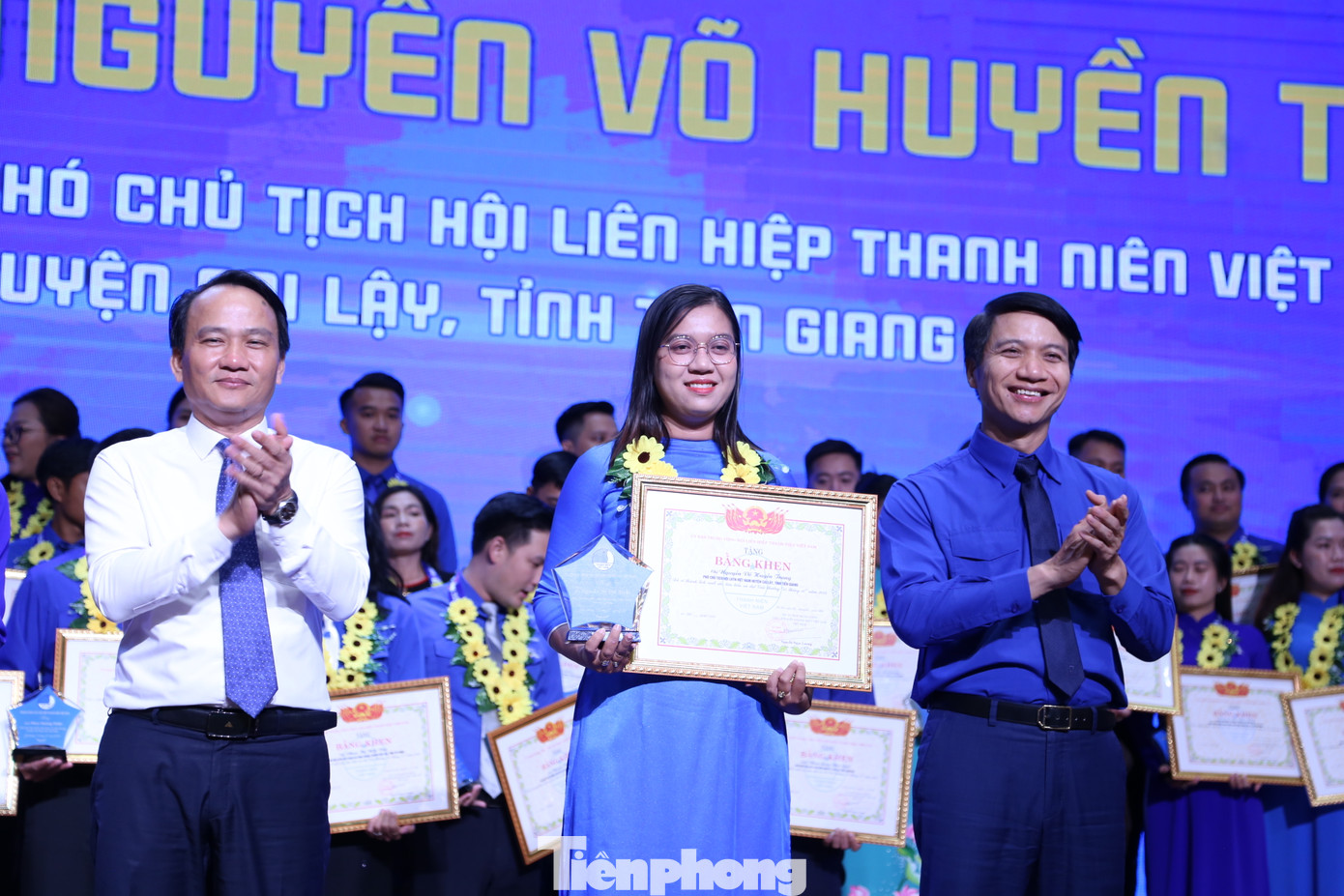 Các thủ lĩnh thanh niên nhận Giải thưởng 15 tháng 10 Các thủ lĩnh thanh niên nhận Giải thưởng 15 tháng 10