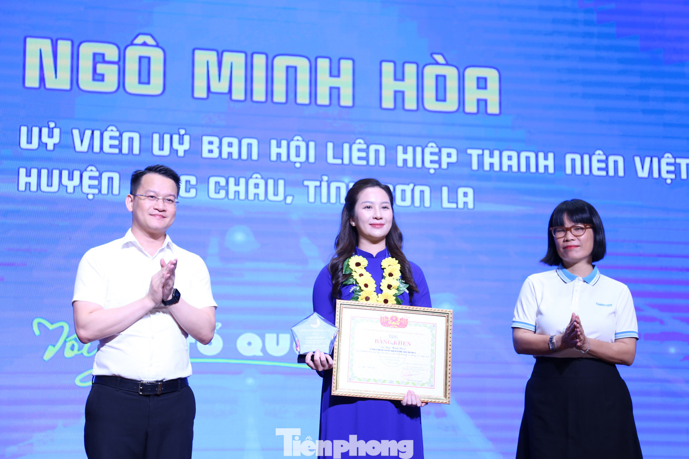 Các thủ lĩnh thanh niên nhận Giải thưởng 15 tháng 10 Các thủ lĩnh thanh niên nhận Giải thưởng 15 tháng 10