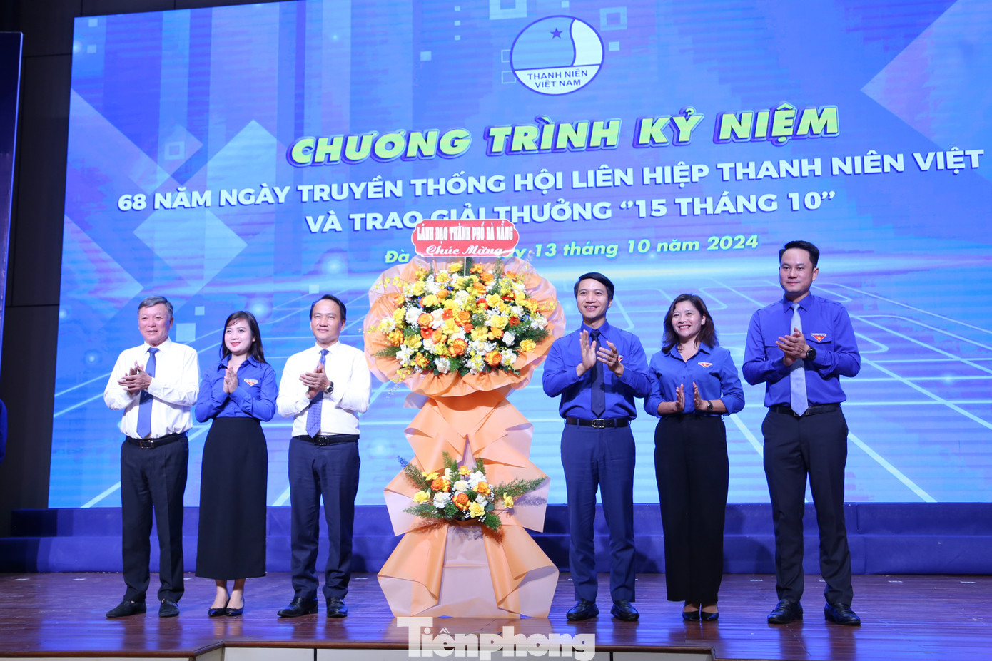 Lãnh đạo Thành ủy Đà Nẵng trao hoa chúc mừng Ngày truyền thống Hội LHTN Việt Nam Lãnh đạo Thành ủy Đà Nẵng trao hoa chúc mừng Ngày truyền thống Hội LHTN Việt Nam