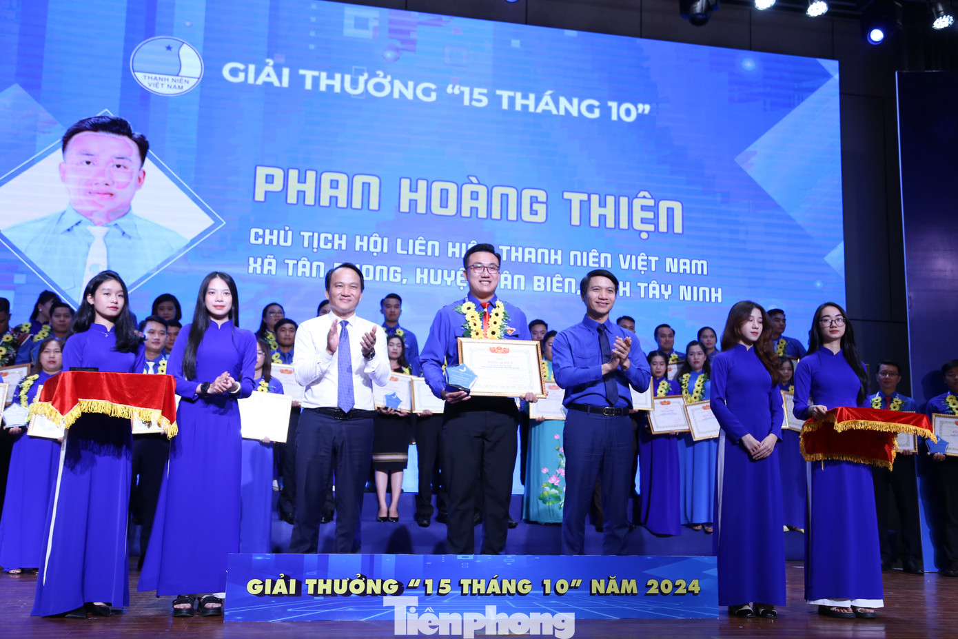 Anh Nguyễn Ngọc Lương, Bí thư Thường trực T.Ư Đoàn, Chủ tịch T.Ư Hội LHTN Việt Nam và ông Nguyễn Đình Vĩnh, Phó Bí thư Thường trực Thành ủy Đà Nẵng trao Giải thưởng 15 tháng 10 cho các cán bộ Hội, thủ lĩnh thanh niên xuất sắc Anh Nguyễn Ngọc Lương, Bí thư Thường trực T.Ư Đoàn, Chủ tịch T.Ư Hội LHTN Việt Nam và ông Nguyễn Đình Vĩnh, Phó Bí thư Thường trực Thành ủy Đà Nẵng trao Giải thưởng 15 tháng 10 cho các cán bộ Hội, thủ lĩnh thanh niên xuất sắc