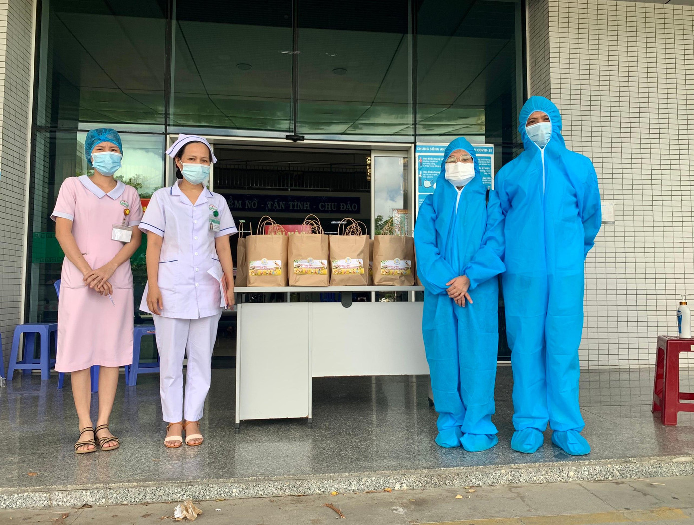 Ngoài ra, trên trang facebook cá nhân, anh Đặng cũng kêu gọi sự hỗ trợ của các mạnh thường quân để chuẩn bị quà trung thu cho các em nhỏ đang điều trị ung thư tại Bệnh viện Phụ Sản - Nhi và Bệnh viện Ung bướu Đà Nẵng. Ngoài ra, trên trang facebook cá nhân, anh Đặng cũng kêu gọi sự hỗ trợ của các mạnh thường quân để chuẩn bị quà trung thu cho các em nhỏ đang điều trị ung thư tại Bệnh viện Phụ Sản - Nhi và Bệnh viện Ung bướu Đà Nẵng.