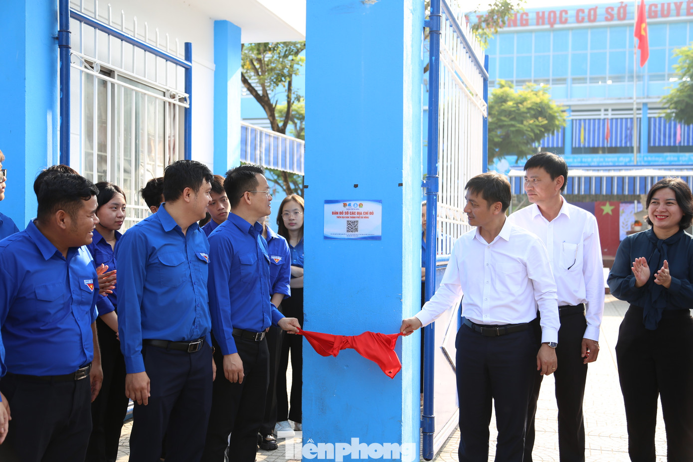 Mô hình “Đưa địa chỉ đỏ về với trường học” được Thành Đoàn Đà Nẵng phát động, triển khai cho 100% các trường Tiểu học, THCS, THPT trên địa bàn; thực hiện gắn mã QR bản đồ số địa chỉ đỏ. Qua đó, cung cấp thêm các kiến thức thực tiễn về văn hóa, lịch sử địa phương cho học sinh, đoàn viên, thanh niên. Đây cũng sẽ là phương tiện để các em tiếp tục thu nhận, tổng hợp các kiến thức phục vụ cho rất nhiều các cuộc thi tìm hiểu về địa chỉ đỏ do các cấp bộ Đoàn, Đội tổ chức.