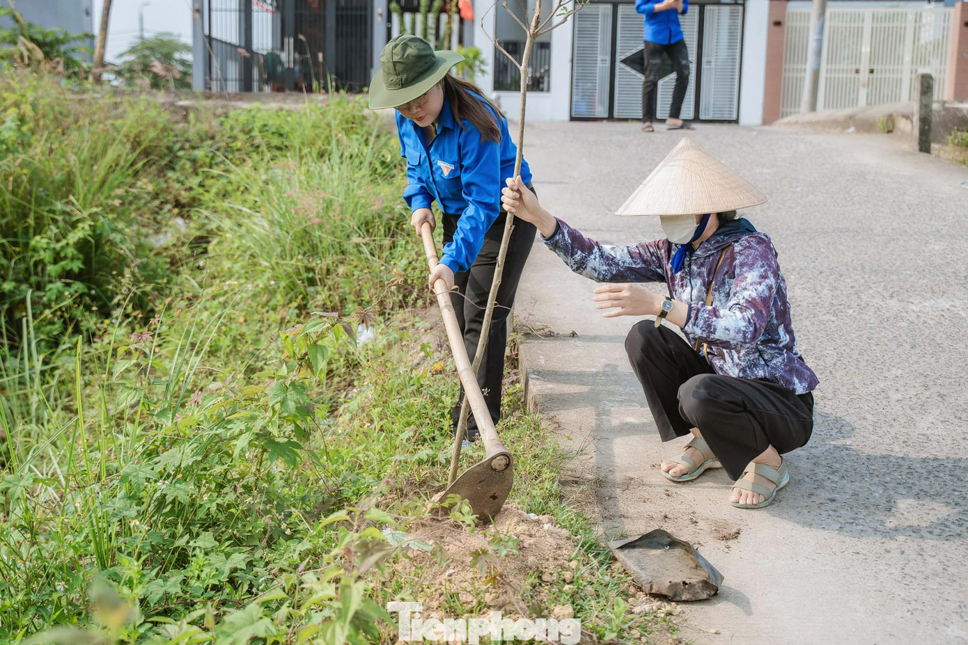 Các đơn vị trực thuộc triển khai mô hình “Điểm tập kết rác xanh”, phát quang, đào hố trồng cây chuối xung quanh khu vực rác và vẽ tranh bích họa tuyên truyền về bảo vệ môi trường lên các mặt vách tường chính. Mô hình được lên ý tưởng từ các điểm chứa rác tập trung, kiên cố đã được xây dựng; với mục đích tạo sự khác biệt để “lột xác” điểm tập kết rác; tạo được độ thông thoáng, giúp giảm mùi hôi cho khu tập kết; tạo thiện cảm cho người dân khi đến bỏ rác…