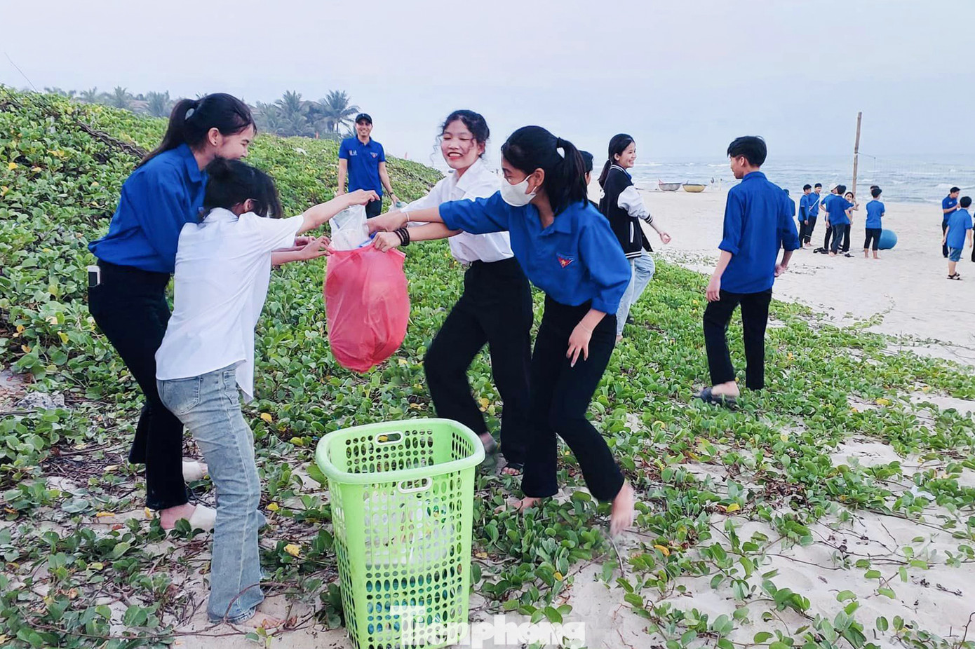 Các Đoàn phường, Đoàn xã tiếp tục triển khai mô hình chợ dân sinh giảm thiểu rác thải nhựa. Tại đây, đoàn viên thanh niên tiến hành thực hiện các phần việc: Phát túi tự hủy sinh hoạt cho tiểu thương ở chợ tạm; phát tờ rơi và túi thân thiện với môi trường cho người dân đi chợ… Hoạt động nhằm tuyên truyền việc giảm thiểu sử dụng và phòng, kêu gọi cộng đồng thay đổi thói quen sử dụng sản phẩm nhựa, túi nilong dùng một lần.