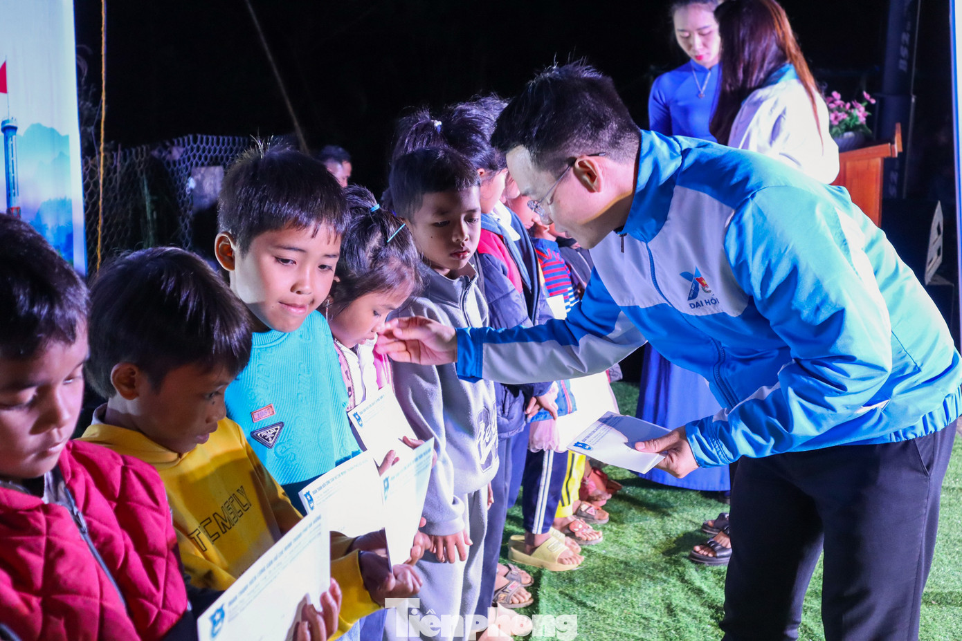 Cuộc vận động “Mỗi thanh niên một hoạt động tình nguyện” gắn với trào lưu “Hành trình tuổi trẻ” năm 2024 cao điểm trong Tháng Thanh niên đã lan tỏa các hình ảnh đẹp của đoàn viên, thanh niên tham gia các hoạt động, việc làm tình nguyện. Ảnh: Giang Thanh