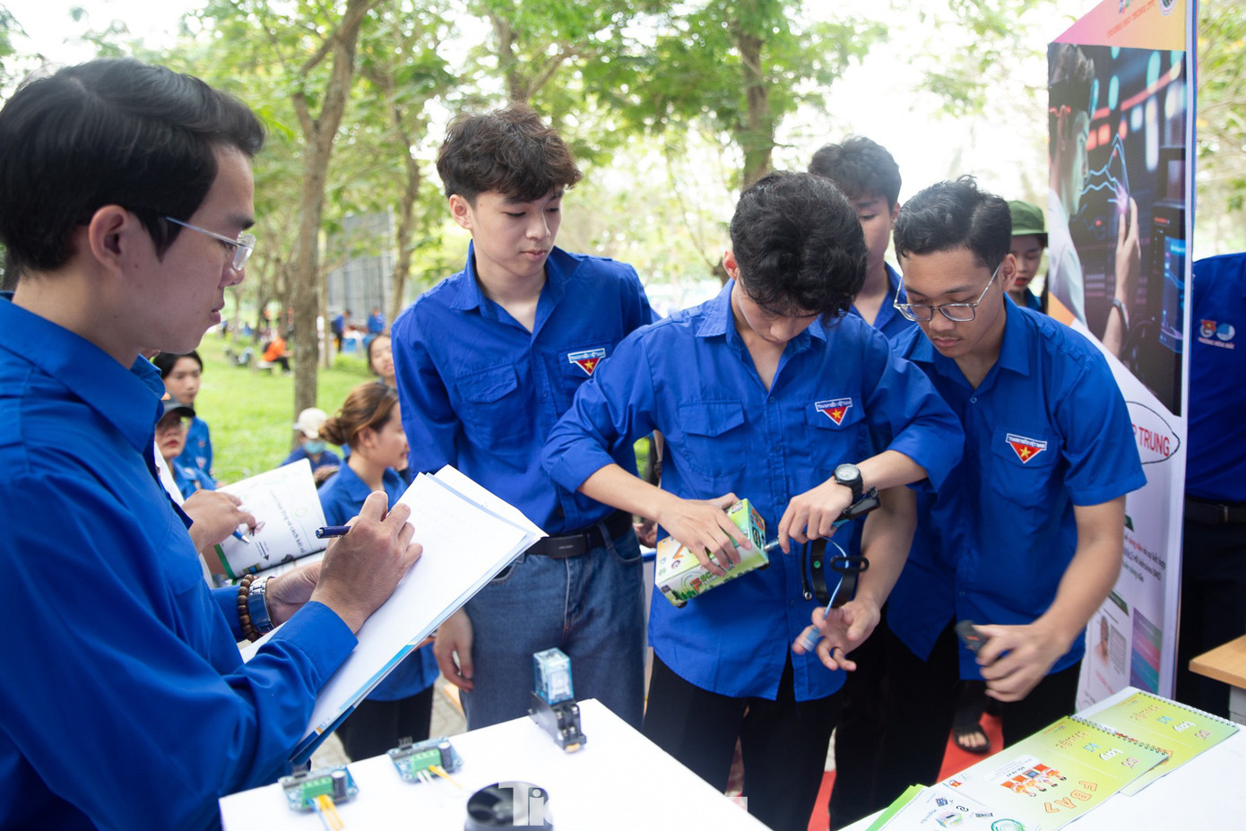 Theo anh Nguyễn Mạnh Dũng - Bí thư Thành Đoàn Đà Nẵng, với chủ đề “Thanh niên xung kích tình nguyện vì cuộc sống cộng đồng”, tuổi trẻ thành phố đã triển khai thực hiện rất nhiều phần việc, trong đó, nhiều đơn vị đạt và vượt chỉ tiêu cả về số lượng và chất lượng.