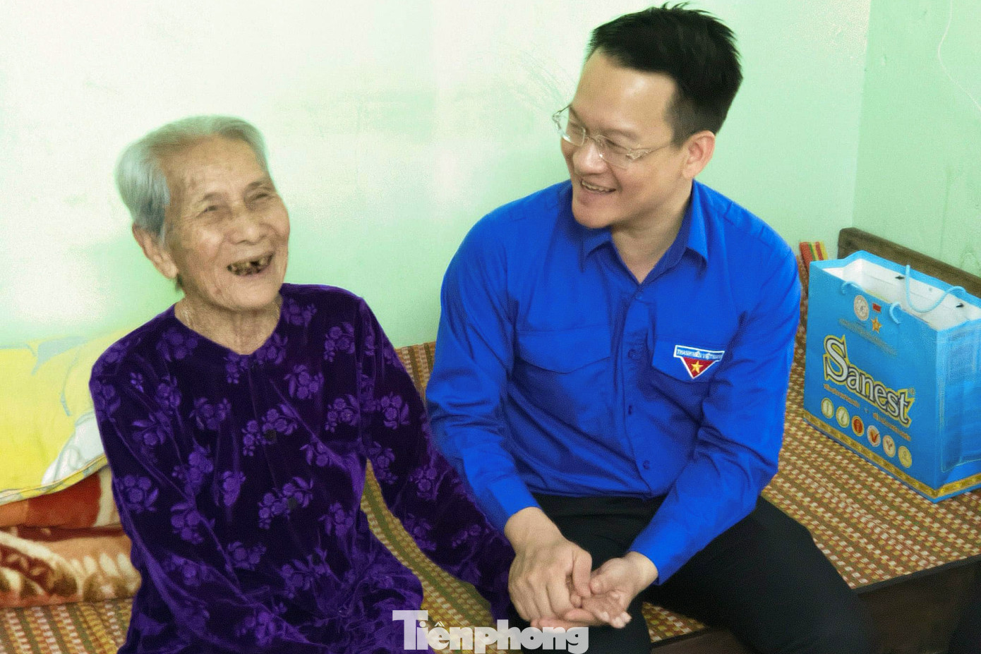 Mô hình “Chúng con luôn bên mẹ” năm 2024 được tổ chức với nhiều hình thức có trọng tâm, trọng điểm, thiết thực, hiệu quả. Các Quận, Huyện Đoàn và Đoàn trực thuộc đã thăm hỏi, tặng quà, dọn dẹp nhà cửa, trò chuyện, sắm sửa vật dụng sinh hoạt hằng ngày, thăm khám, tổ chức nấu bữa cơm và dùng với các mẹ Việt Nam anh hùng.