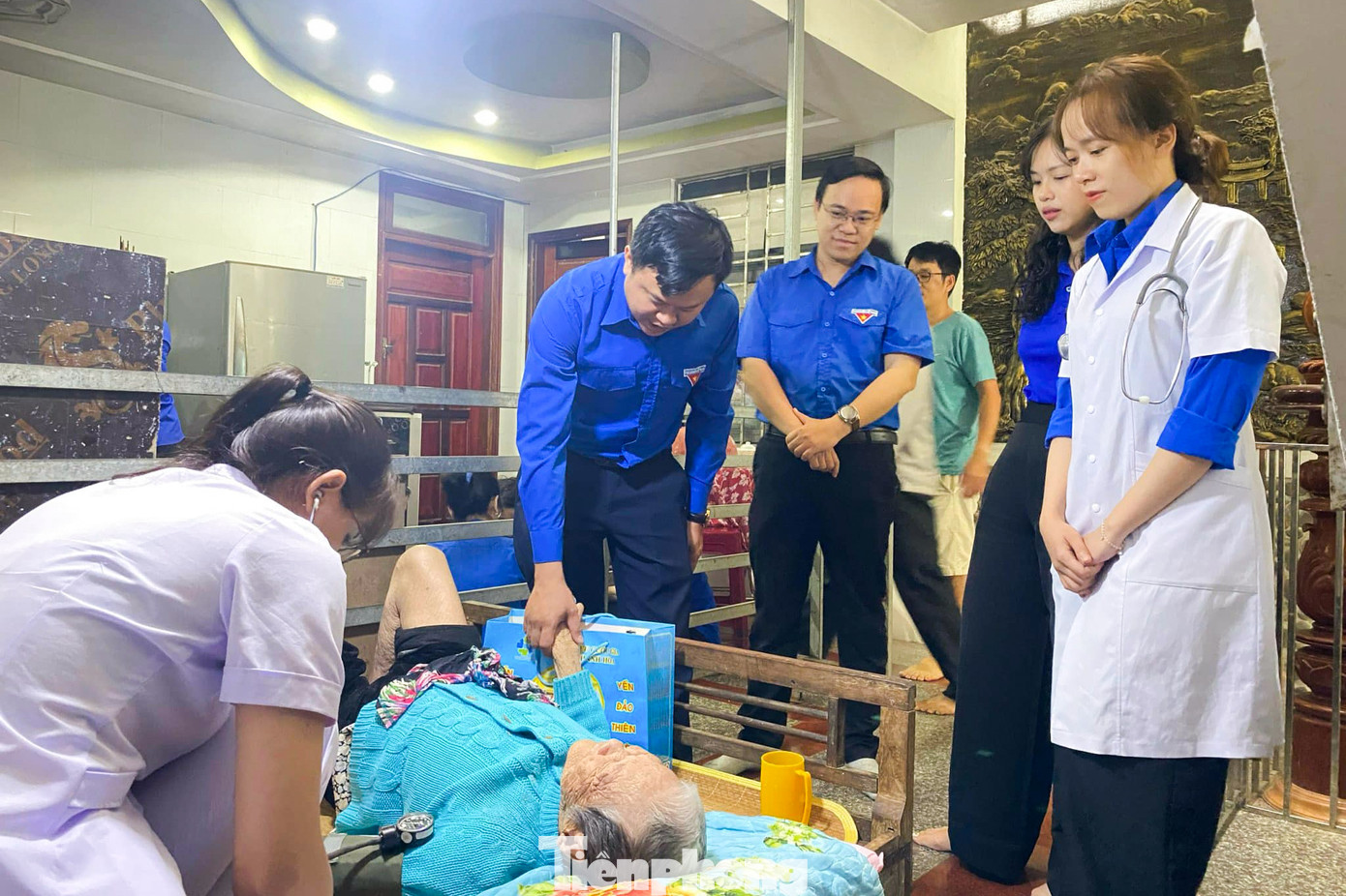 Mô hình “Chúng con luôn bên mẹ” năm 2024 được tổ chức với nhiều hình thức có trọng tâm, trọng điểm, thiết thực, hiệu quả. Các Quận, Huyện Đoàn và Đoàn trực thuộc đã thăm hỏi, tặng quà, dọn dẹp nhà cửa, trò chuyện, sắm sửa vật dụng sinh hoạt hằng ngày, thăm khám, tổ chức nấu bữa cơm và dùng với các mẹ Việt Nam anh hùng.