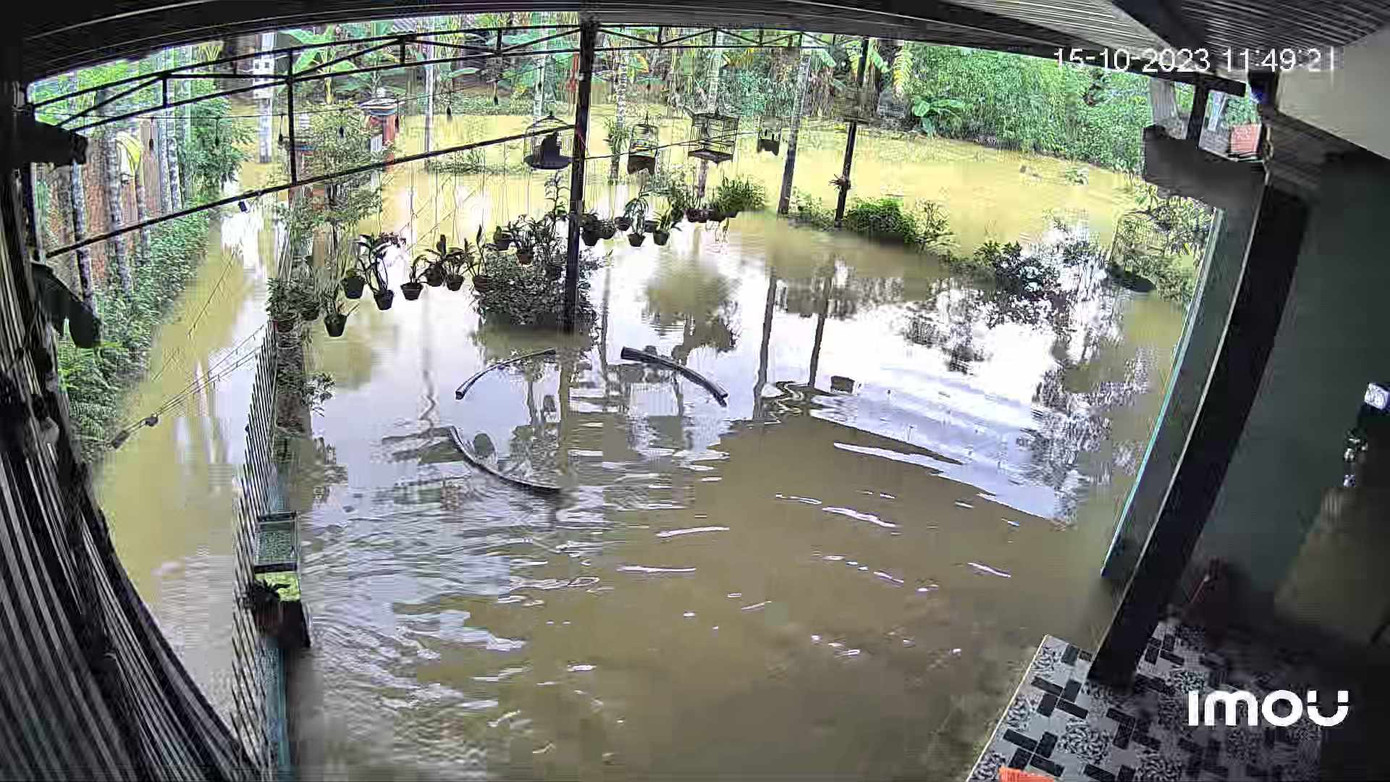 Tại huyện Hòa Vang, nhiều nơi vẫn đang sống chung với ngập. Trong ảnh, nước vây kín một nhà dân tại huyện Hòa Vang trưa 15/10.