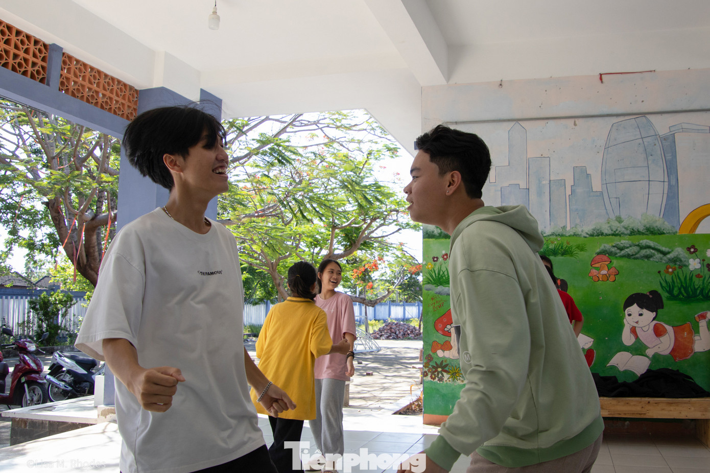 Để chuẩn bị cho chương trình, các diễn viên “nhí” không chuyên và các tình nguyện viên đã dành gần một tháng trời để tập luyện dưới sự chỉ đạo và hướng dẫn của đạo diễn Tony Lê Nguyễn (giảng dạy môn Kịch nghệ tại trường Caroline Chisholm College, Melbourne, Australia) – một tình nguyện viên chương trình giáo dục thiên nhiên GreenViet.