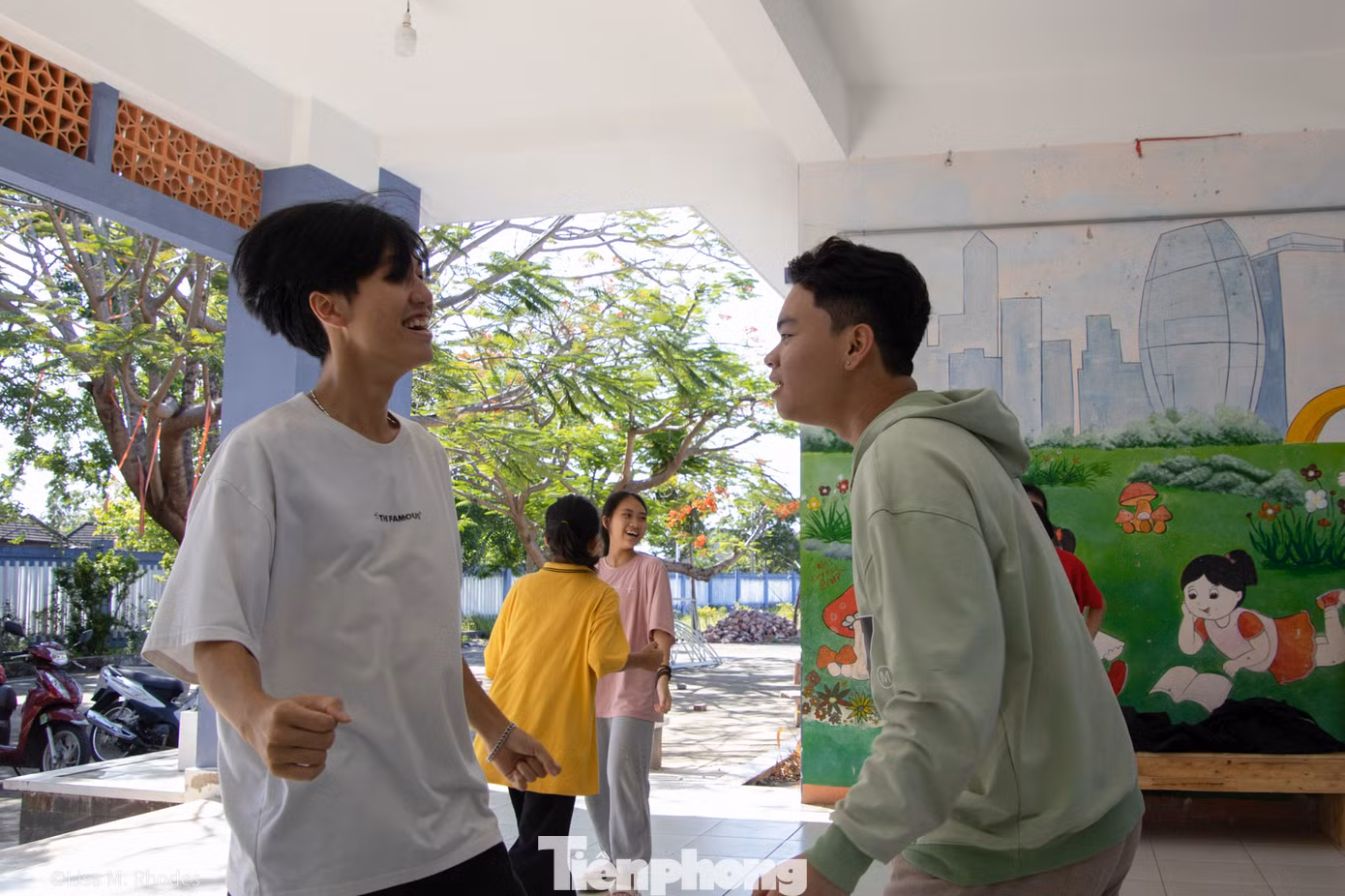 Để chuẩn bị cho chương trình, các diễn viên “nhí” không chuyên và các tình nguyện viên đã dành gần một tháng trời để tập luyện dưới sự chỉ đạo và hướng dẫn của đạo diễn Tony Lê Nguyễn (giảng dạy môn Kịch nghệ tại trường Caroline Chisholm College, Melbourne, Australia) – một tình nguyện viên chương trình giáo dục thiên nhiên GreenViet.